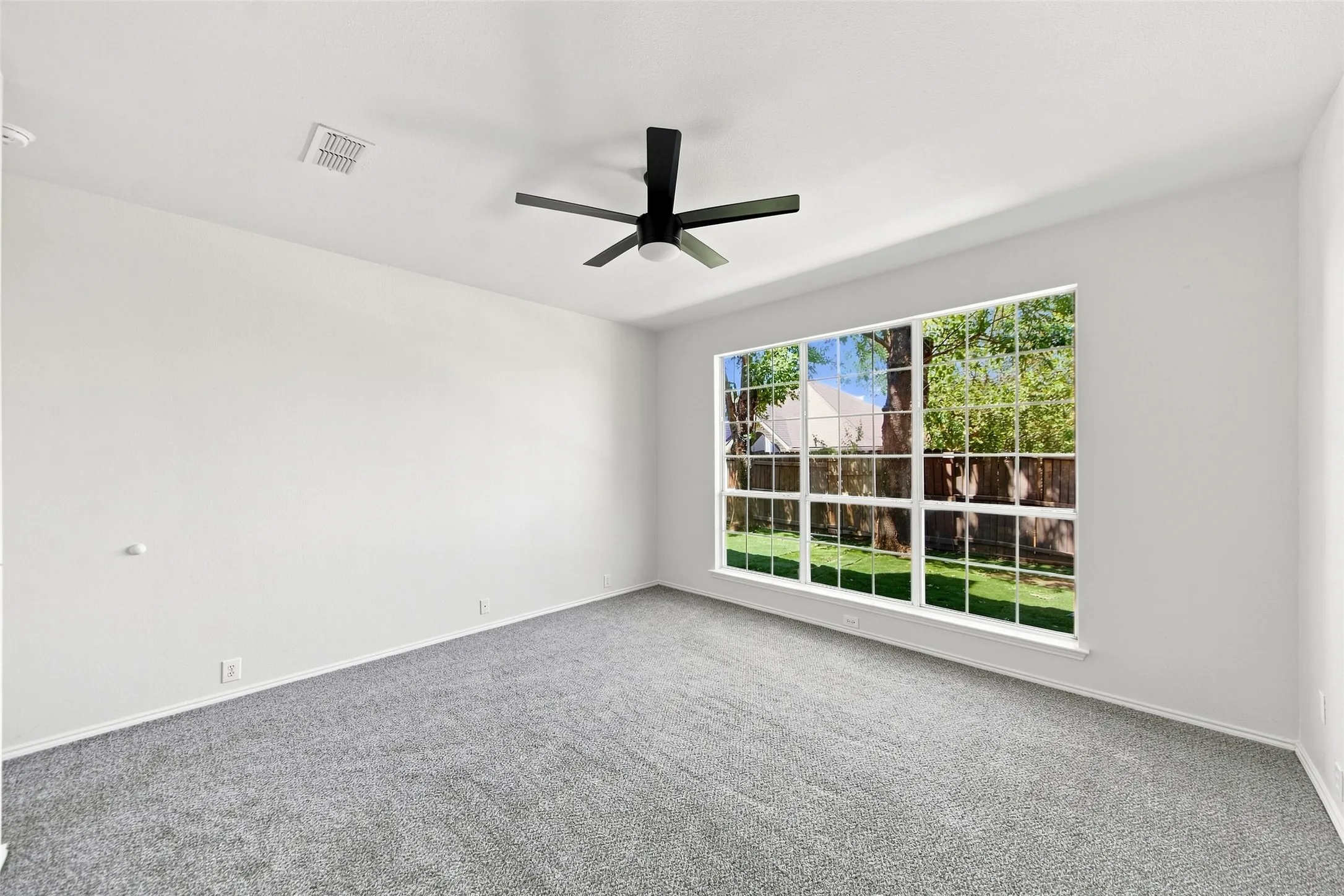 Single Family Residence For Sale in Denton County , 337 Bluewood Lane, Lake Dallas, Texas 75065, 5 Bedroom, 4 Bathroom, 2 Garage spaces, 2,599 Sqft, built in 1996, mls#21375450, Real Estate Agent in Lake Dallas, Homes For Sale in Denton county, Homes For Sale in Lake Dallas, Realtor in Lake Dallas Texas, Real Estate Brokerage Independent Realty Texas, Luminita Cordes Realtor