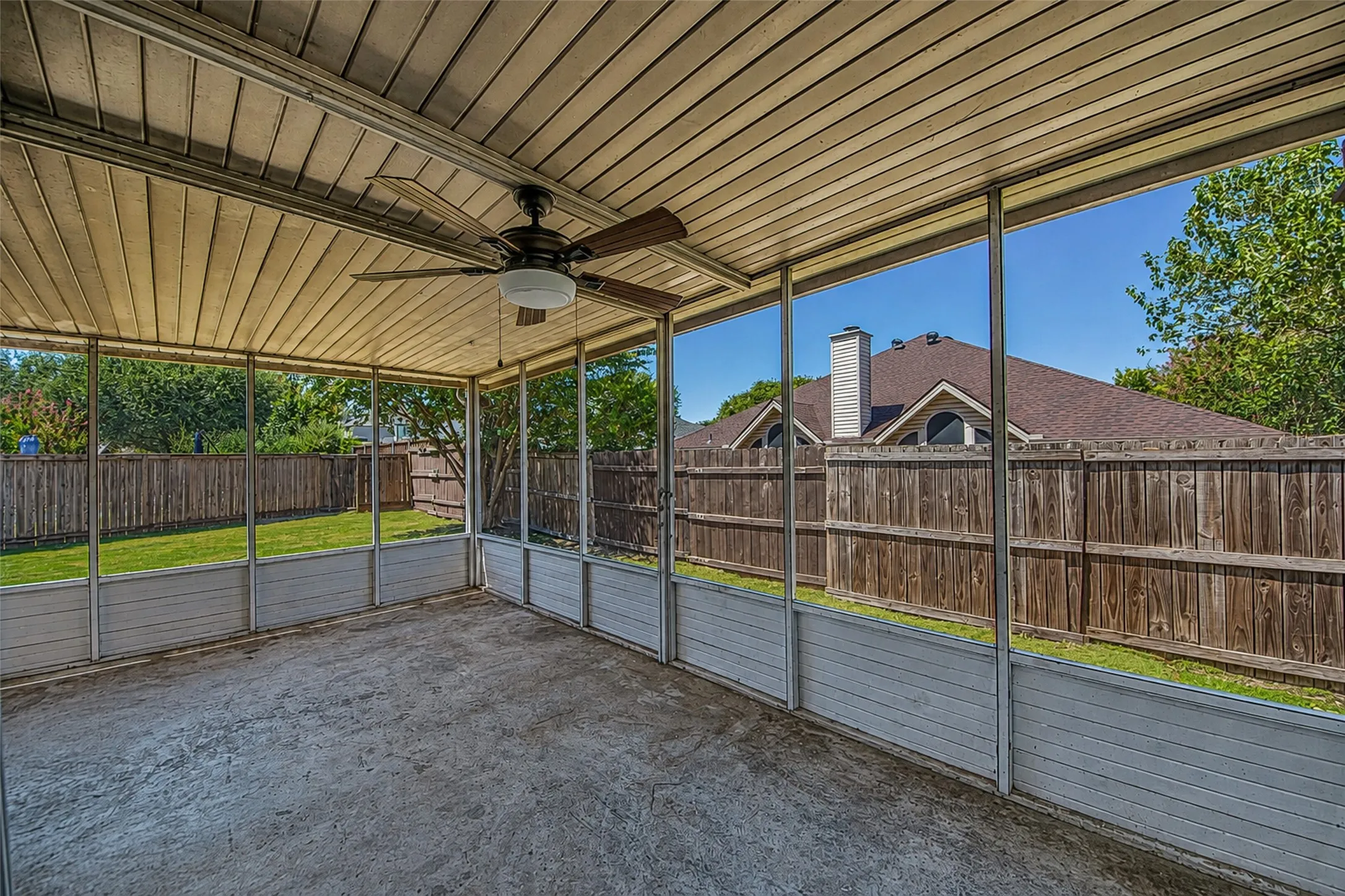 Single Family Residence For Sale in Denton County , 337 Bluewood Lane, Lake Dallas, Texas 75065, 5 Bedroom, 4 Bathroom, 2 Garage spaces, 2,599 Sqft, built in 1996, mls#21375450, Real Estate Agent in Lake Dallas, Homes For Sale in Denton county, Homes For Sale in Lake Dallas, Realtor in Lake Dallas Texas, Real Estate Brokerage Independent Realty Texas, Luminita Cordes Realtor