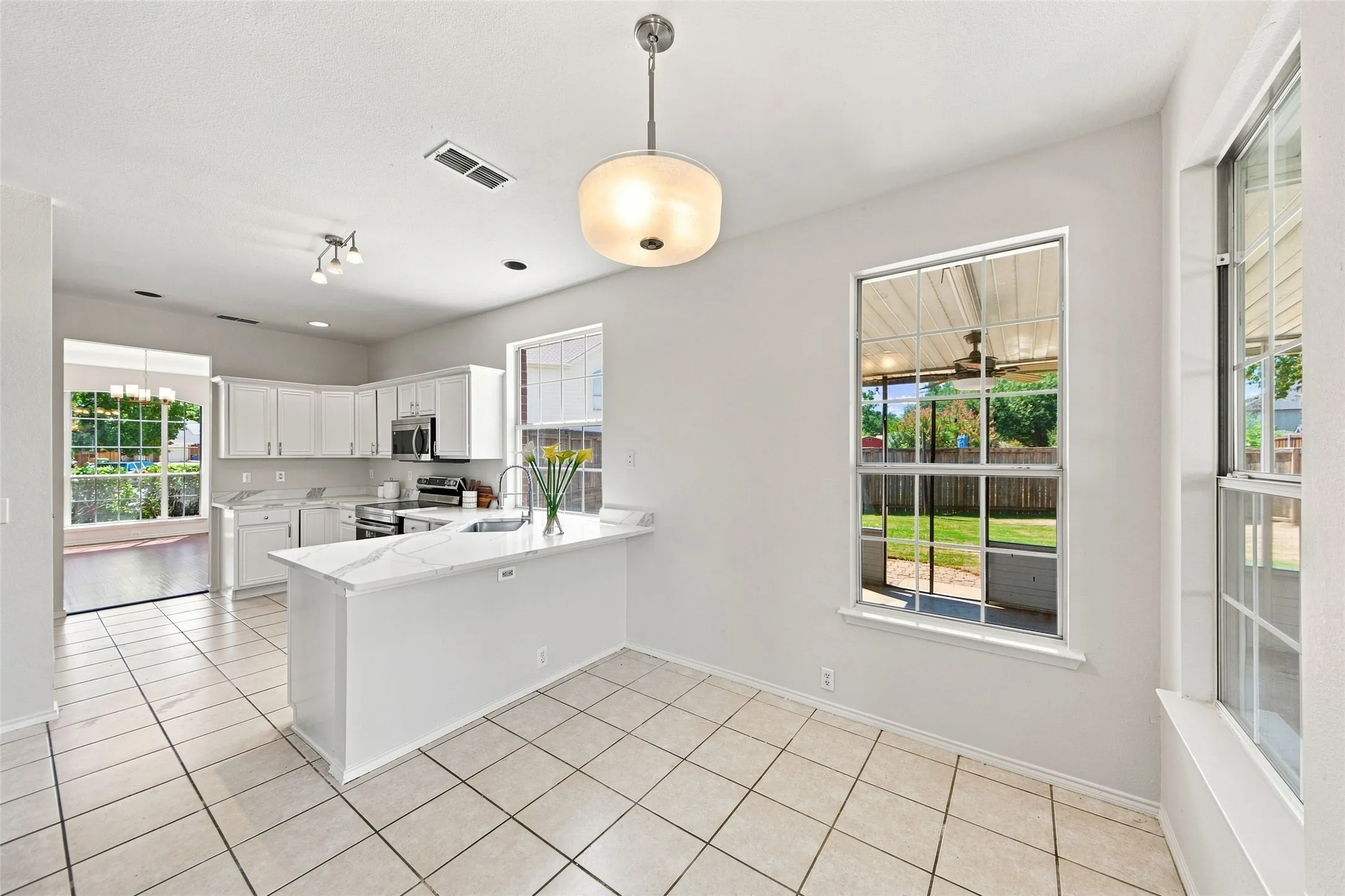 Single Family Residence For Sale in Denton County , 337 Bluewood Lane, Lake Dallas, Texas 75065, 5 Bedroom, 4 Bathroom, 2 Garage spaces, 2,599 Sqft, built in 1996, mls#21375450, Real Estate Agent in Lake Dallas, Homes For Sale in Denton county, Homes For Sale in Lake Dallas, Realtor in Lake Dallas Texas, Real Estate Brokerage Independent Realty Texas, Luminita Cordes Realtor