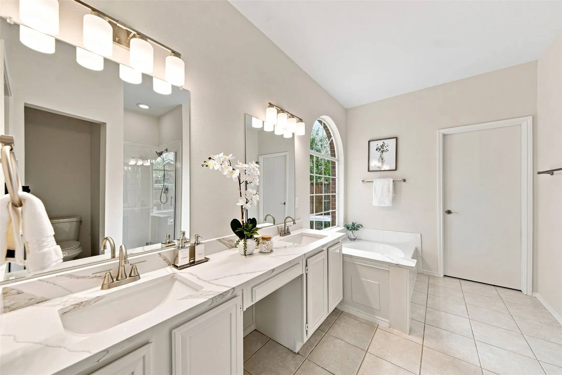 Single Family Residence For Sale in Denton County , 337 Bluewood Lane, Lake Dallas, Texas 75065, 5 Bedroom, 4 Bathroom, 2 Garage spaces, 2,599 Sqft, built in 1996, mls#21375450, Real Estate Agent in Lake Dallas, Homes For Sale in Denton county, Homes For Sale in Lake Dallas, Realtor in Lake Dallas Texas, Real Estate Brokerage Independent Realty Texas, Luminita Cordes Realtor