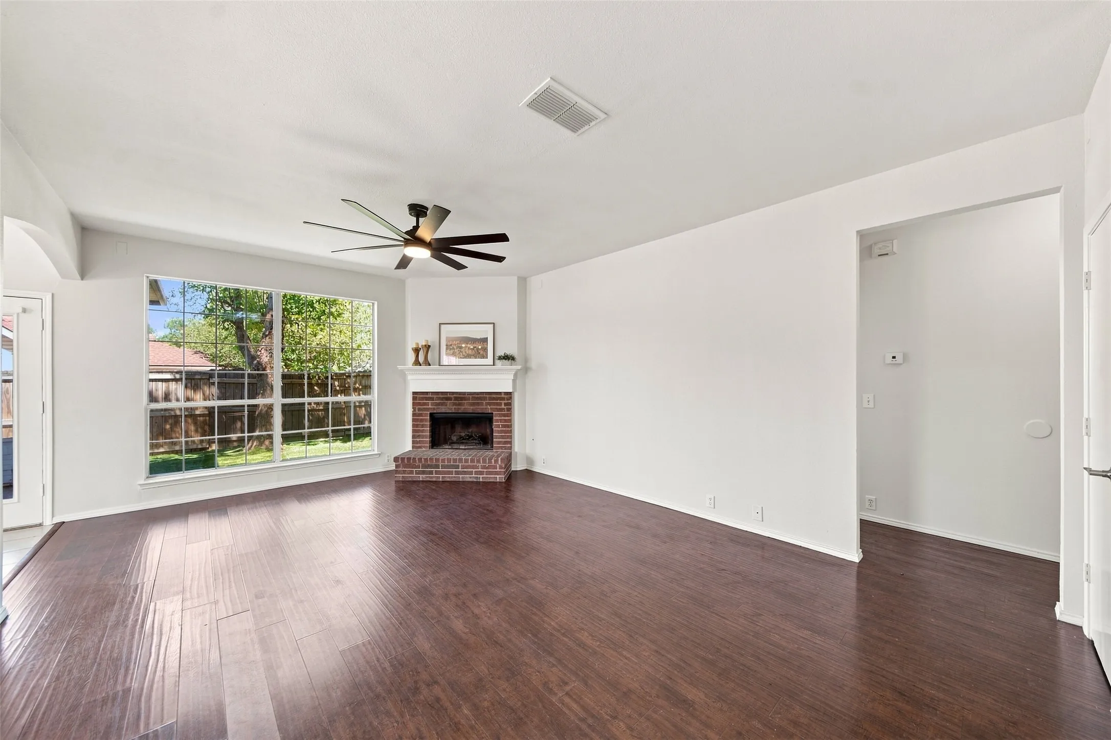 Single Family Residence For Sale in Denton County , 337 Bluewood Lane, Lake Dallas, Texas 75065, 5 Bedroom, 4 Bathroom, 2 Garage spaces, 2,599 Sqft, built in 1996, mls#21375450, Real Estate Agent in Lake Dallas, Homes For Sale in Denton county, Homes For Sale in Lake Dallas, Realtor in Lake Dallas Texas, Real Estate Brokerage Independent Realty Texas, Luminita Cordes Realtor
