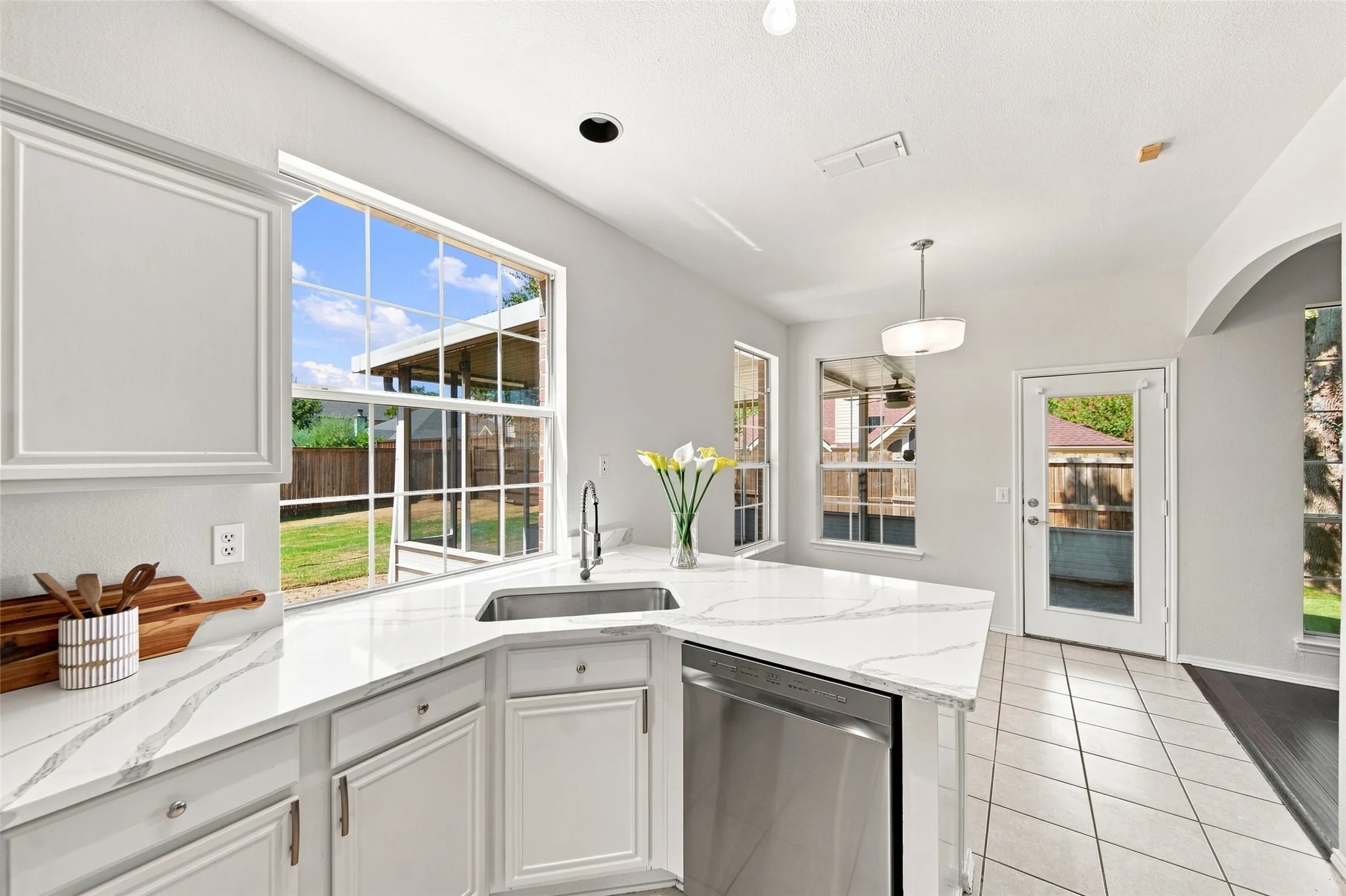 Single Family Residence For Sale in Denton County , 337 Bluewood Lane, Lake Dallas, Texas 75065, 5 Bedroom, 4 Bathroom, 2 Garage spaces, 2,599 Sqft, built in 1996, mls#21375450, Real Estate Agent in Lake Dallas, Homes For Sale in Denton county, Homes For Sale in Lake Dallas, Realtor in Lake Dallas Texas, Real Estate Brokerage Independent Realty Texas, Luminita Cordes Realtor