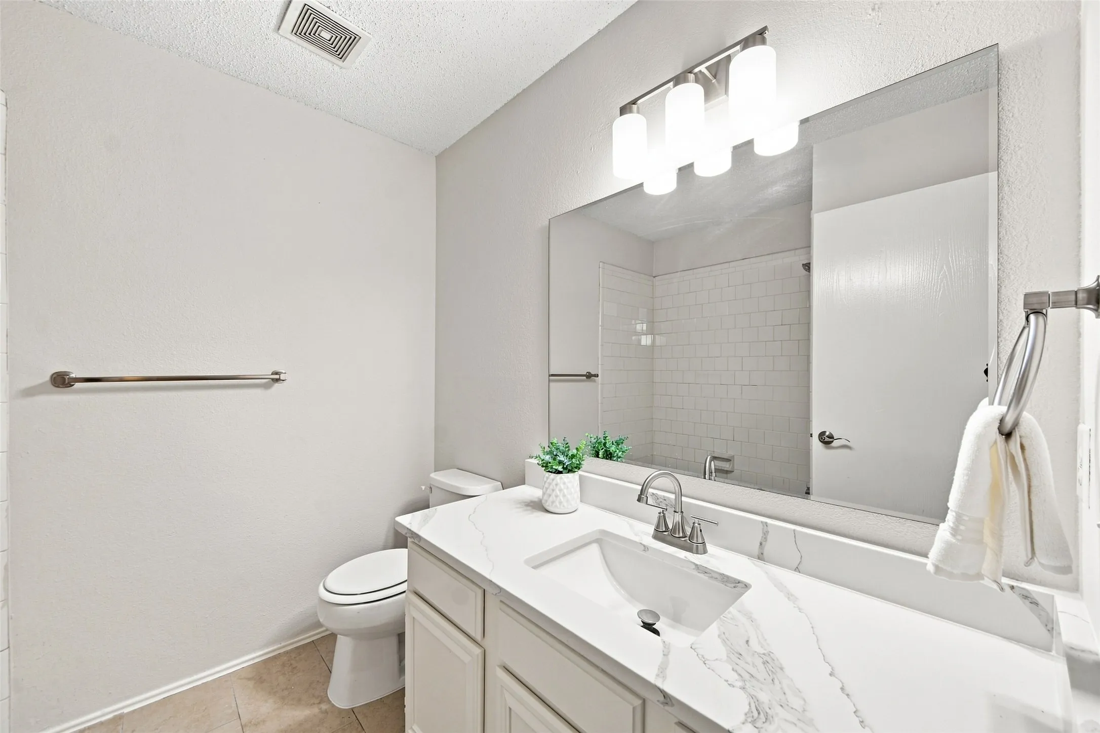 Single Family Residence For Sale in Denton County , 337 Bluewood Lane, Lake Dallas, Texas 75065, 5 Bedroom, 4 Bathroom, 2 Garage spaces, 2,599 Sqft, built in 1996, mls#21375450, Real Estate Agent in Lake Dallas, Homes For Sale in Denton county, Homes For Sale in Lake Dallas, Realtor in Lake Dallas Texas, Real Estate Brokerage Independent Realty Texas, Luminita Cordes Realtor