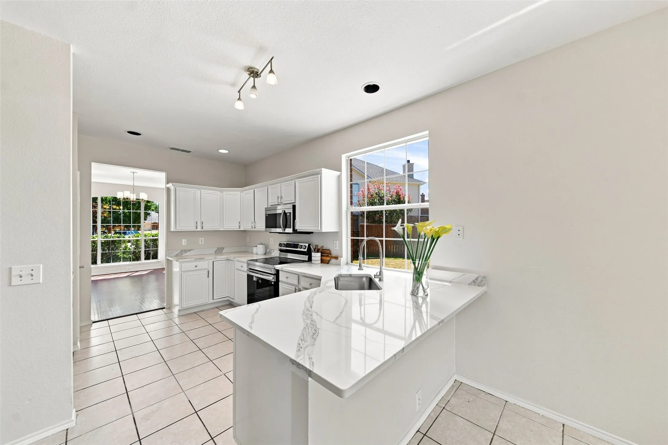 Single Family Residence For Sale in Denton County , 337 Bluewood Lane, Lake Dallas, Texas 75065, 5 Bedroom, 4 Bathroom, 2 Garage spaces, 2,599 Sqft, built in 1996, mls#21375450, Real Estate Agent in Lake Dallas, Homes For Sale in Denton county, Homes For Sale in Lake Dallas, Realtor in Lake Dallas Texas, Real Estate Brokerage Independent Realty Texas, Luminita Cordes Realtor