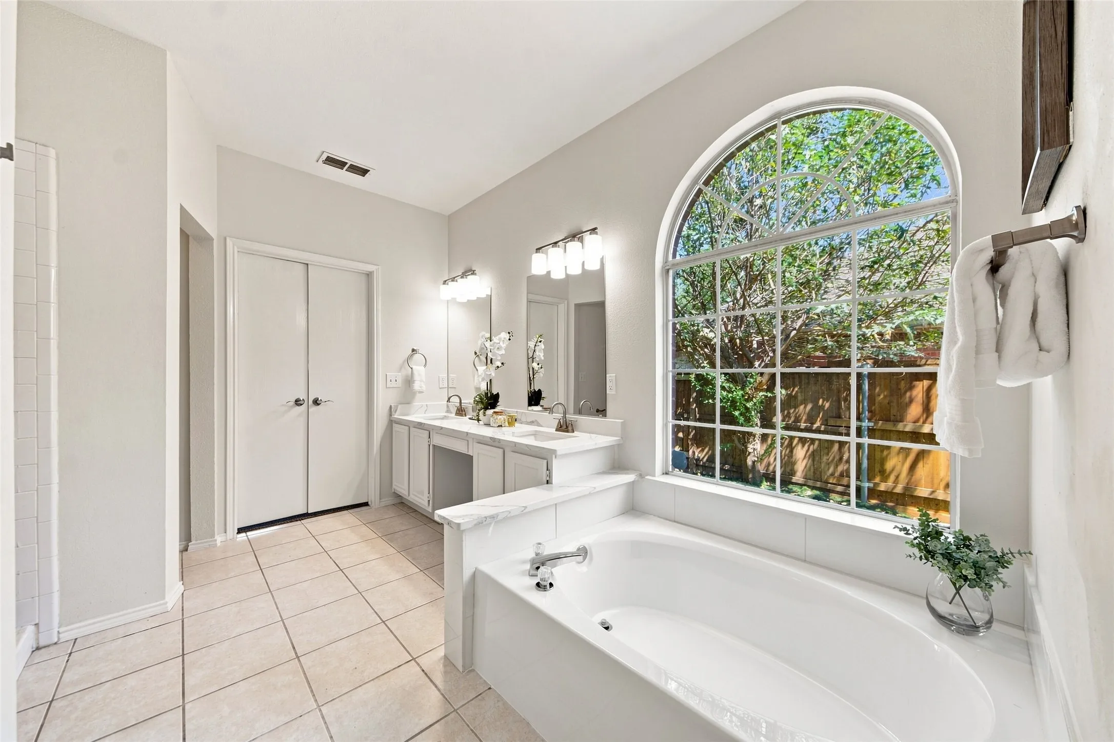Single Family Residence For Sale in Denton County , 337 Bluewood Lane, Lake Dallas, Texas 75065, 5 Bedroom, 4 Bathroom, 2 Garage spaces, 2,599 Sqft, built in 1996, mls#21375450, Real Estate Agent in Lake Dallas, Homes For Sale in Denton county, Homes For Sale in Lake Dallas, Realtor in Lake Dallas Texas, Real Estate Brokerage Independent Realty Texas, Luminita Cordes Realtor