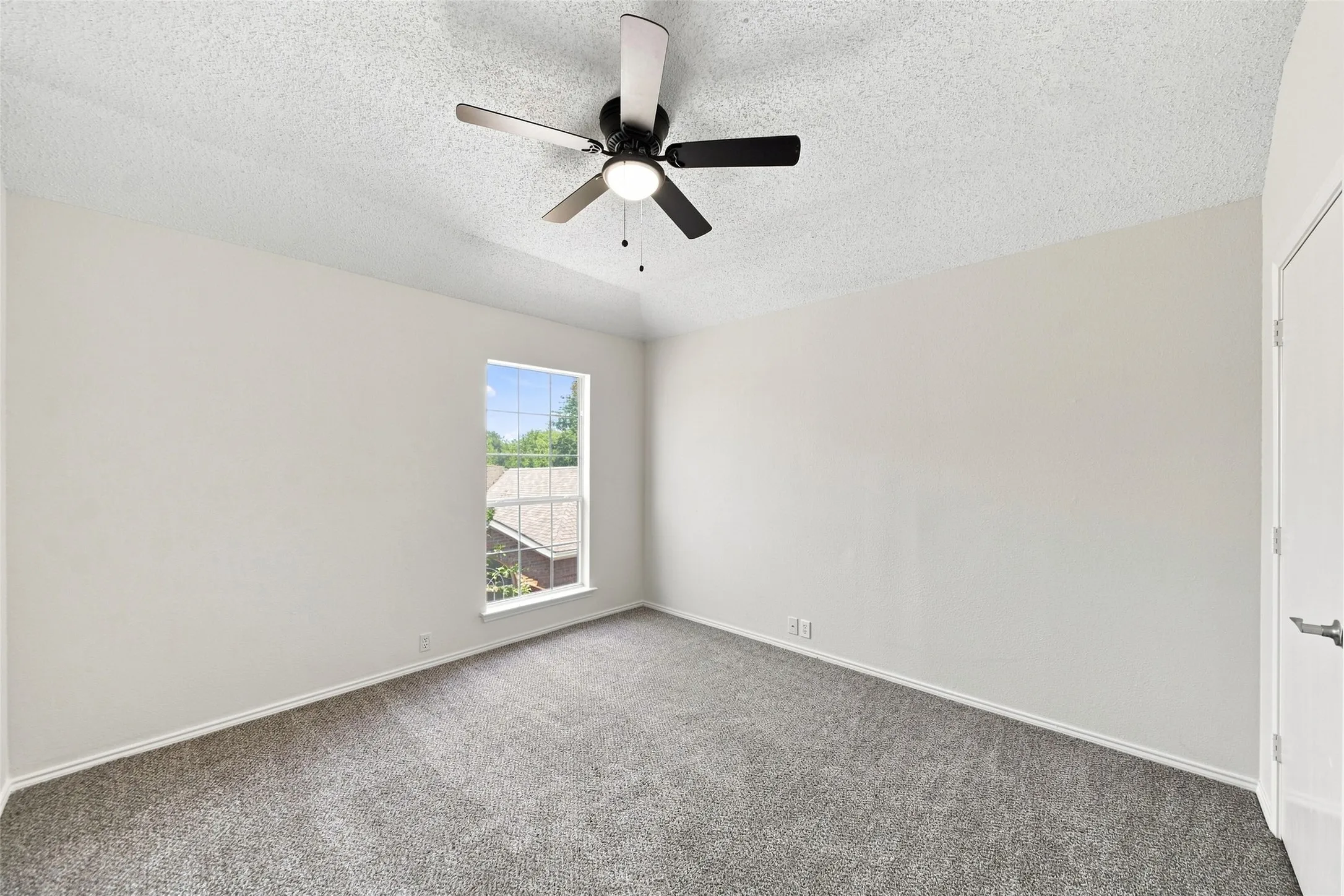 Single Family Residence For Sale in Denton County , 337 Bluewood Lane, Lake Dallas, Texas 75065, 5 Bedroom, 4 Bathroom, 2 Garage spaces, 2,599 Sqft, built in 1996, mls#21375450, Real Estate Agent in Lake Dallas, Homes For Sale in Denton county, Homes For Sale in Lake Dallas, Realtor in Lake Dallas Texas, Real Estate Brokerage Independent Realty Texas, Luminita Cordes Realtor