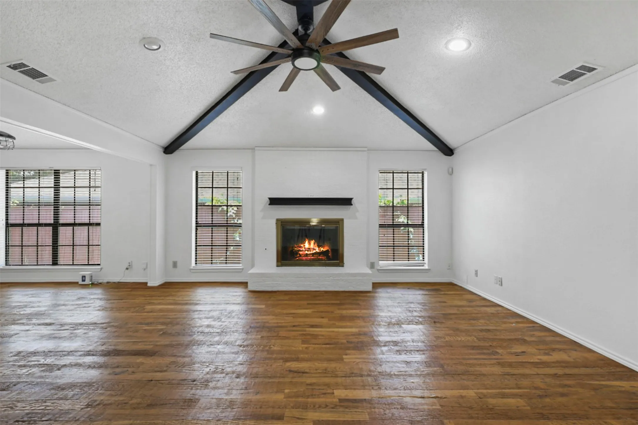 Single Family Residence For Rent in Dallas County , 3924 Morman Lane, Addison, Texas 75001, 3 Bedroom, 2 Bathroom, 2 Garage spaces, 1,809 Sqft, built in 1983, mls#21378579, Real Estate Agent in Addison, Homes For Rent in Dallas county, Homes For Rent in Addison, Realtor in Addison Texas, Real Estate Brokerage Independent Realty Texas, Luminita Cordes Realtor