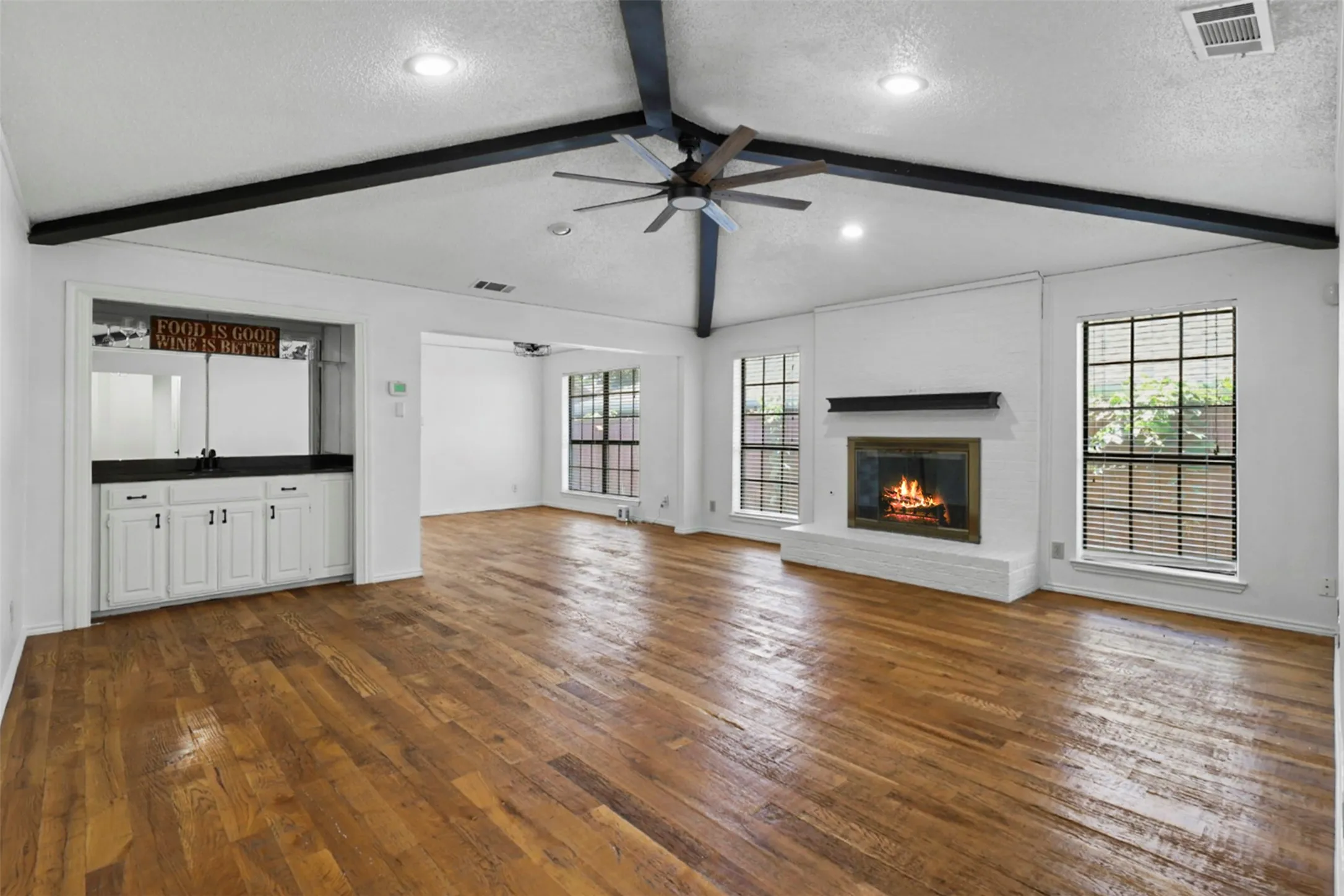 Single Family Residence For Rent in Dallas County , 3924 Morman Lane, Addison, Texas 75001, 3 Bedroom, 2 Bathroom, 2 Garage spaces, 1,809 Sqft, built in 1983, mls#21378579, Real Estate Agent in Addison, Homes For Rent in Dallas county, Homes For Rent in Addison, Realtor in Addison Texas, Real Estate Brokerage Independent Realty Texas, Luminita Cordes Realtor