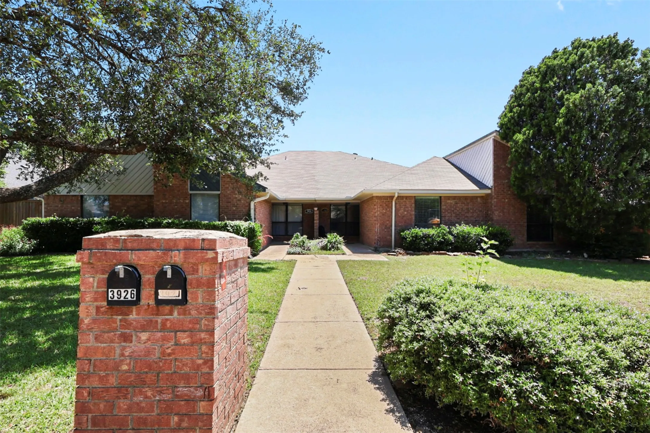 Single Family Residence For Rent in Dallas County , 3924 Morman Lane, Addison, Texas 75001, 3 Bedroom, 2 Bathroom, 2 Garage spaces, 1,809 Sqft, built in 1983, mls#21378579, Real Estate Agent in Addison, Homes For Rent in Dallas county, Homes For Rent in Addison, Realtor in Addison Texas, Real Estate Brokerage Independent Realty Texas, Luminita Cordes Realtor