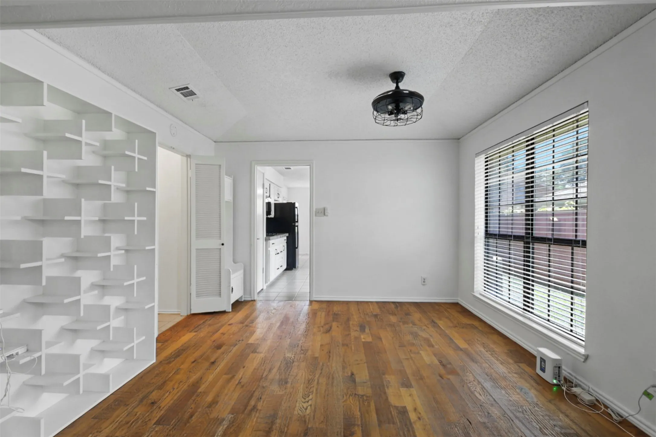 Single Family Residence For Rent in Dallas County , 3924 Morman Lane, Addison, Texas 75001, 3 Bedroom, 2 Bathroom, 2 Garage spaces, 1,809 Sqft, built in 1983, mls#21378579, Real Estate Agent in Addison, Homes For Rent in Dallas county, Homes For Rent in Addison, Realtor in Addison Texas, Real Estate Brokerage Independent Realty Texas, Luminita Cordes Realtor