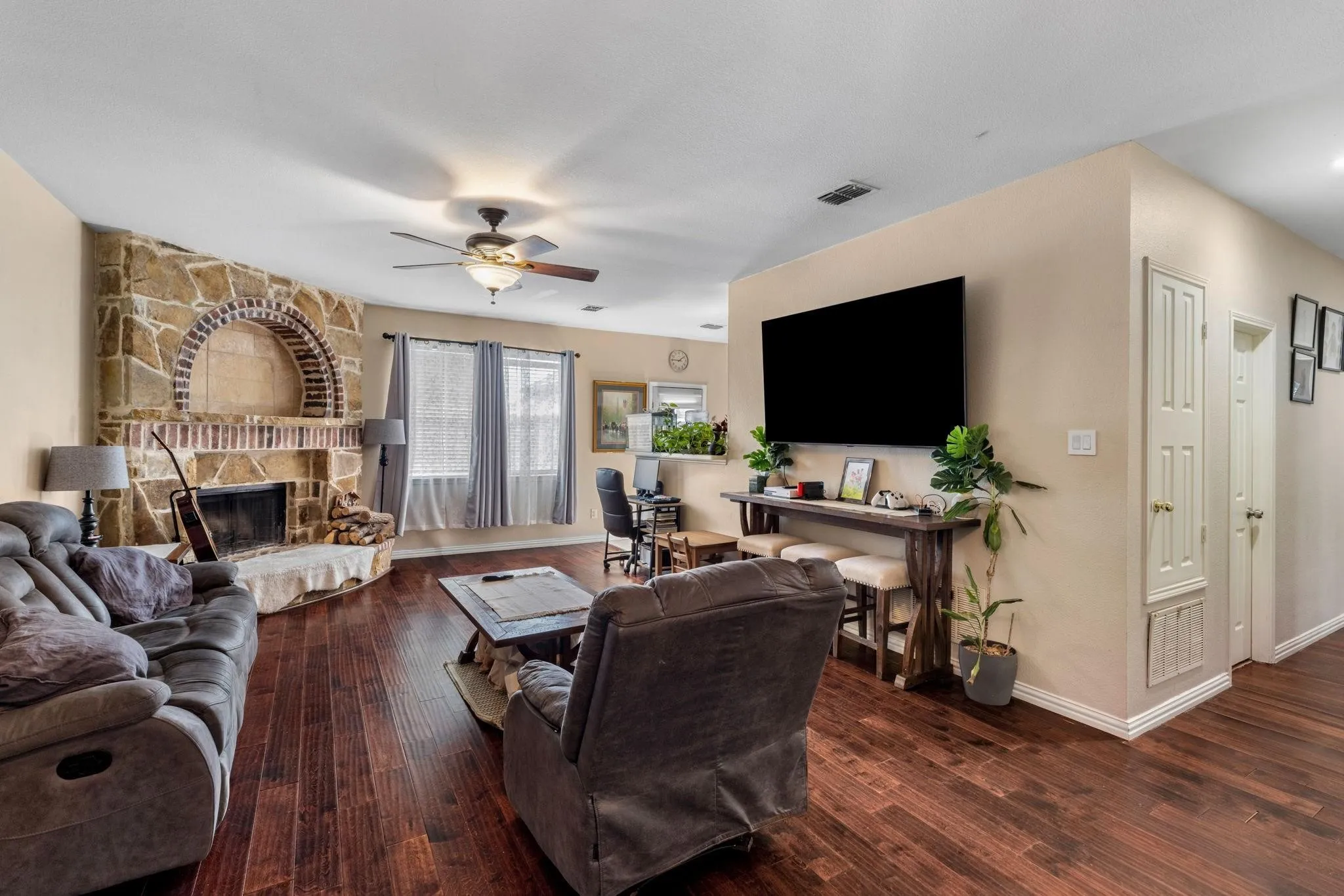 Single Family Residence For Rent in Collin County , 1526 Cliff Creek Drive, Allen, Texas 75002, 3 Bedroom, 2 Bathroom, 2 Garage spaces, 1,565 Sqft, built in 2003, mls#21378586, Real Estate Agent in Allen, Homes For Rent in Collin county, Homes For Rent in Allen, Realtor in Allen Texas, Real Estate Brokerage Independent Realty Texas, Luminita Cordes Realtor