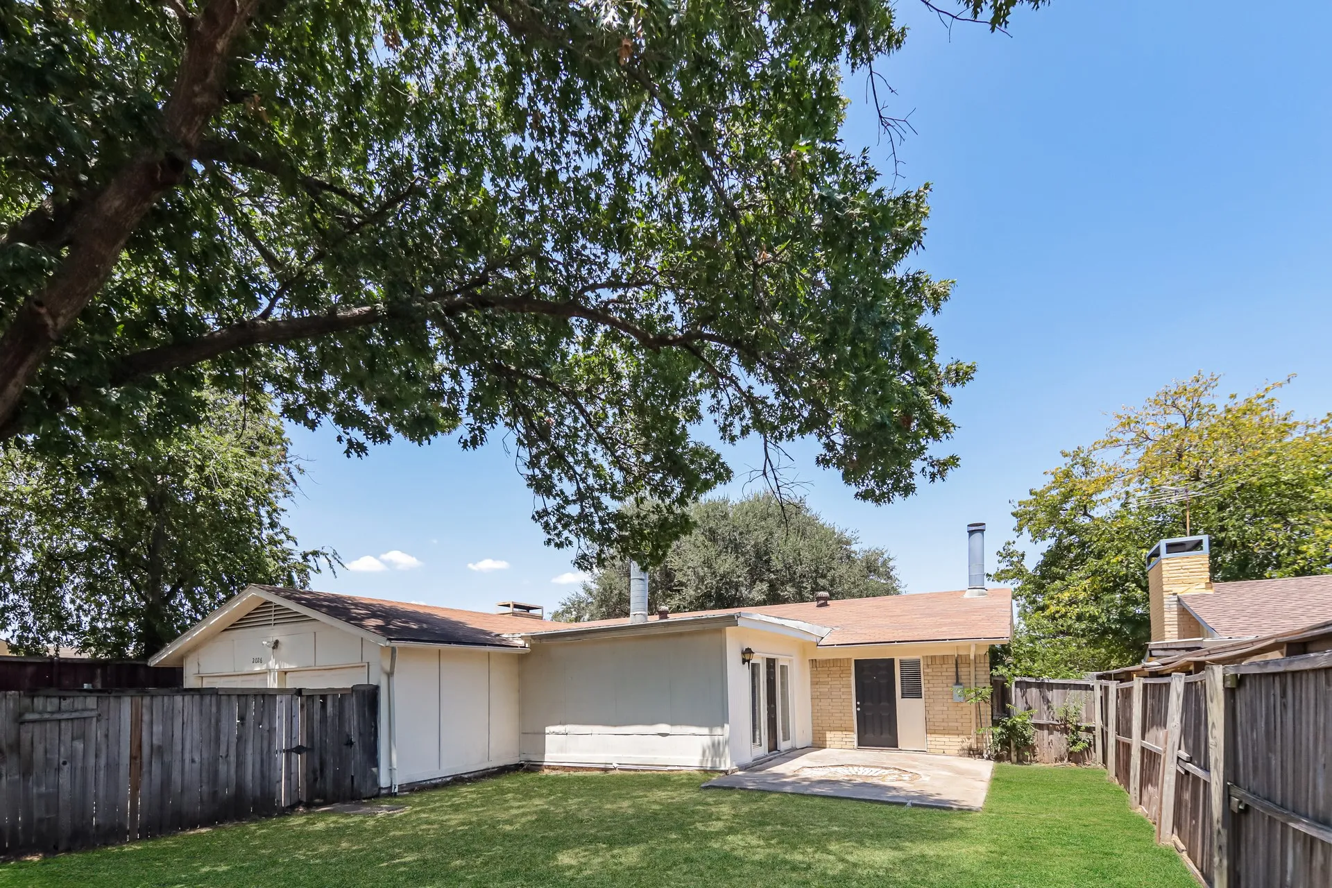 Single Family Residence For Rent in Dallas County , 2026 Aspen Lane, Garland, Texas 75044, 2 Bedroom, 2 Bathroom, 2 Garage spaces, 1,846 Sqft, built in 1972, mls#21378587, Real Estate Agent in Garland, Homes For Rent in Dallas county, Homes For Rent in Garland, Realtor in Garland Texas, Real Estate Brokerage Independent Realty Texas, Luminita Cordes Realtor