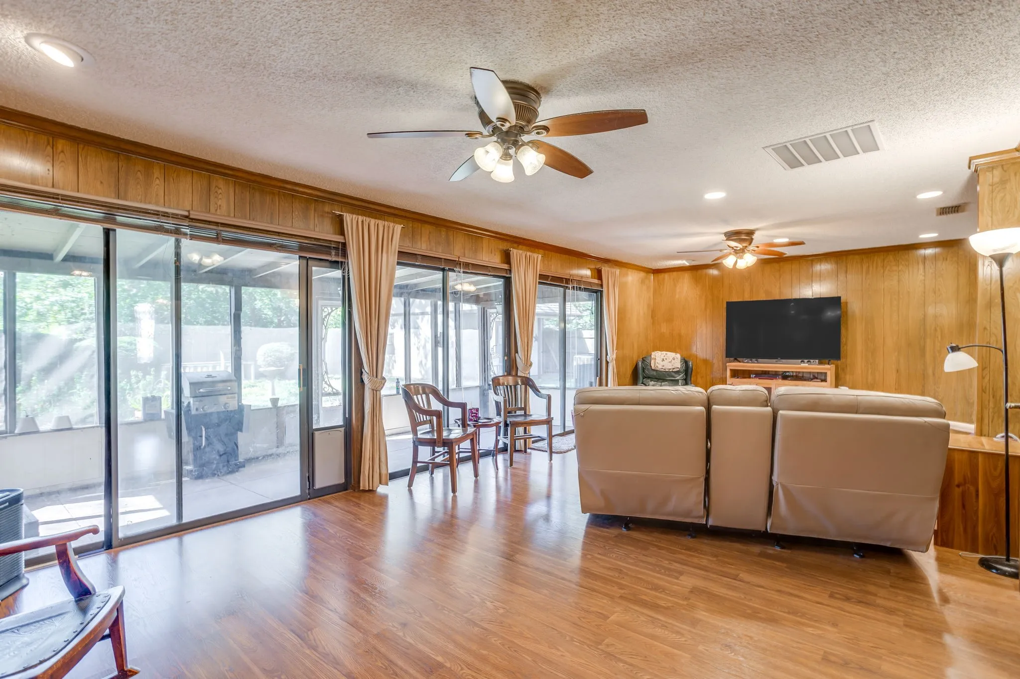 Single Family Residence For Sale in Tarrant County , 1405 Rockmoor Drive, Edgecliff Village, Texas 76134, 4 Bedroom, 3 Bathroom, 2 Garage spaces, 2,568 Sqft, built in 1974, mls#21342187, Real Estate Agent in Edgecliff Village, Homes For Sale in Tarrant county, Homes For Sale in Edgecliff Village, Realtor in Edgecliff Village Texas, Real Estate Brokerage Independent Realty Texas, Luminita Cordes Realtor