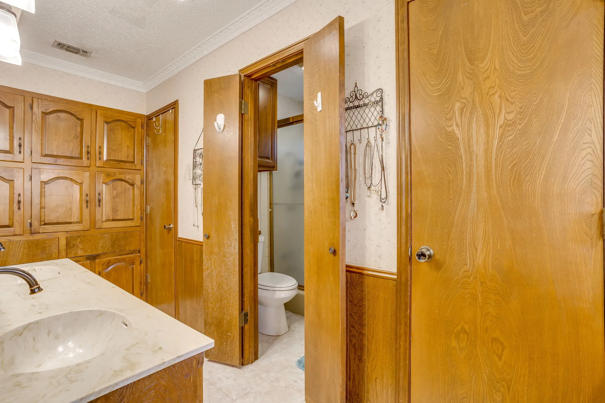 Single Family Residence For Sale in Tarrant County , 1405 Rockmoor Drive, Edgecliff Village, Texas 76134, 4 Bedroom, 3 Bathroom, 2 Garage spaces, 2,568 Sqft, built in 1974, mls#21342187, Real Estate Agent in Edgecliff Village, Homes For Sale in Tarrant county, Homes For Sale in Edgecliff Village, Realtor in Edgecliff Village Texas, Real Estate Brokerage Independent Realty Texas, Luminita Cordes Realtor