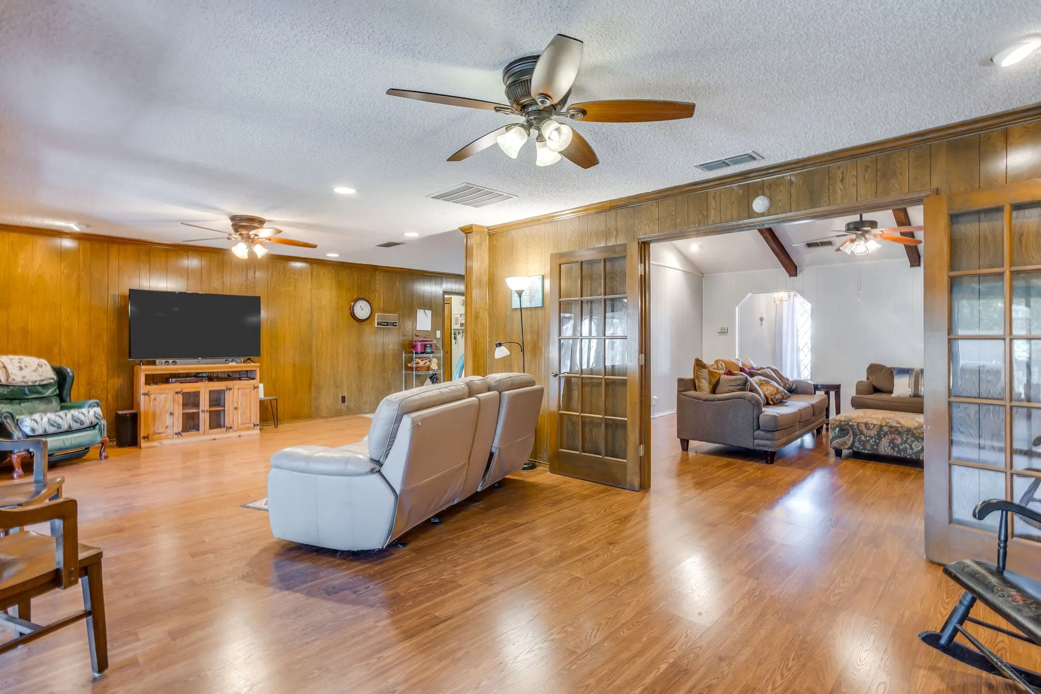 Single Family Residence For Sale in Tarrant County , 1405 Rockmoor Drive, Edgecliff Village, Texas 76134, 4 Bedroom, 3 Bathroom, 2 Garage spaces, 2,568 Sqft, built in 1974, mls#21342187, Real Estate Agent in Edgecliff Village, Homes For Sale in Tarrant county, Homes For Sale in Edgecliff Village, Realtor in Edgecliff Village Texas, Real Estate Brokerage Independent Realty Texas, Luminita Cordes Realtor