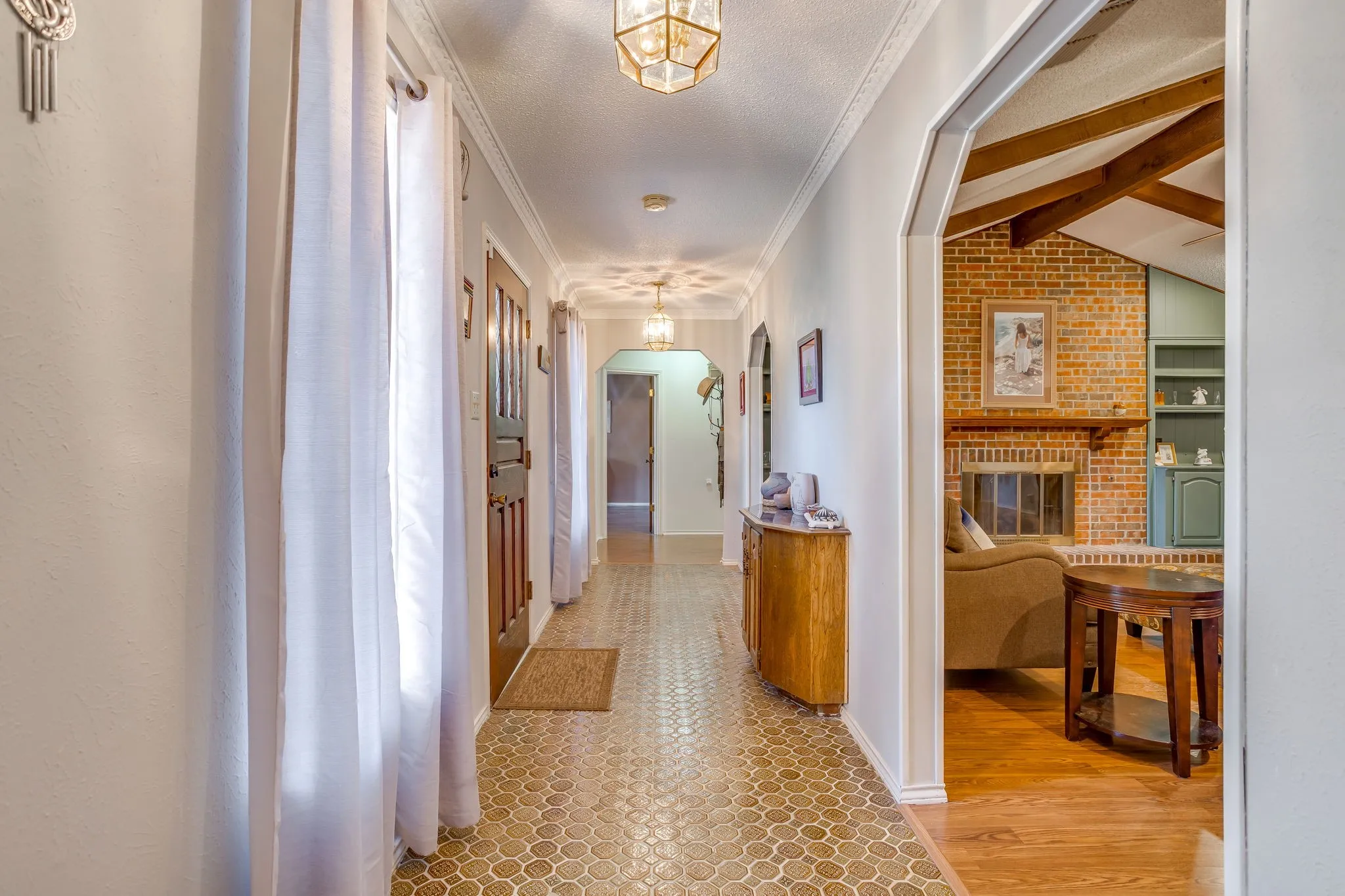 Single Family Residence For Sale in Tarrant County , 1405 Rockmoor Drive, Edgecliff Village, Texas 76134, 4 Bedroom, 3 Bathroom, 2 Garage spaces, 2,568 Sqft, built in 1974, mls#21342187, Real Estate Agent in Edgecliff Village, Homes For Sale in Tarrant county, Homes For Sale in Edgecliff Village, Realtor in Edgecliff Village Texas, Real Estate Brokerage Independent Realty Texas, Luminita Cordes Realtor