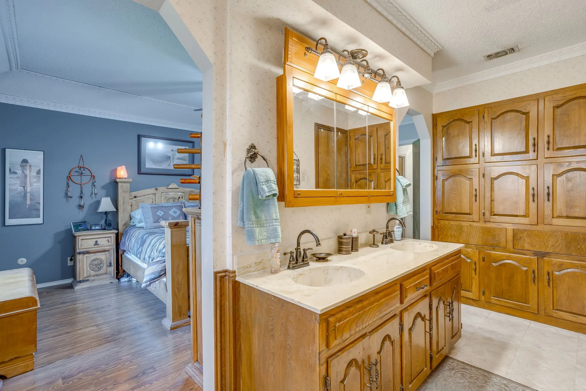 Single Family Residence For Sale in Tarrant County , 1405 Rockmoor Drive, Edgecliff Village, Texas 76134, 4 Bedroom, 3 Bathroom, 2 Garage spaces, 2,568 Sqft, built in 1974, mls#21342187, Real Estate Agent in Edgecliff Village, Homes For Sale in Tarrant county, Homes For Sale in Edgecliff Village, Realtor in Edgecliff Village Texas, Real Estate Brokerage Independent Realty Texas, Luminita Cordes Realtor