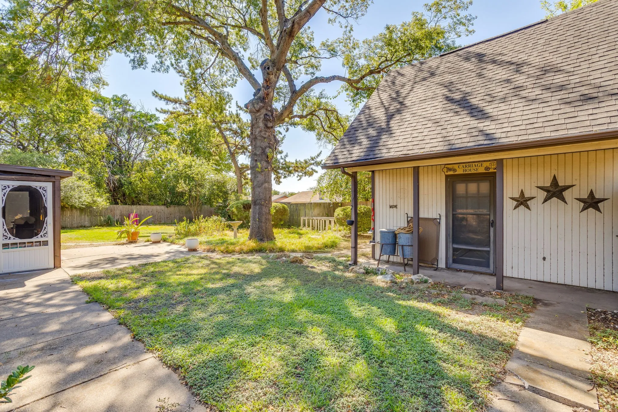 Carriage house is 2 story w electric - Art or retreat or office