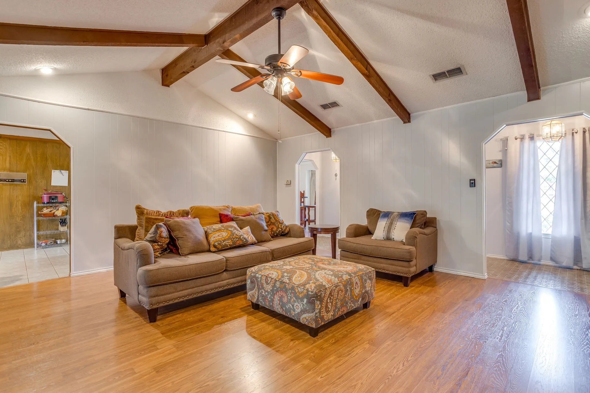 Single Family Residence For Sale in Tarrant County , 1405 Rockmoor Drive, Edgecliff Village, Texas 76134, 4 Bedroom, 3 Bathroom, 2 Garage spaces, 2,568 Sqft, built in 1974, mls#21342187, Real Estate Agent in Edgecliff Village, Homes For Sale in Tarrant county, Homes For Sale in Edgecliff Village, Realtor in Edgecliff Village Texas, Real Estate Brokerage Independent Realty Texas, Luminita Cordes Realtor