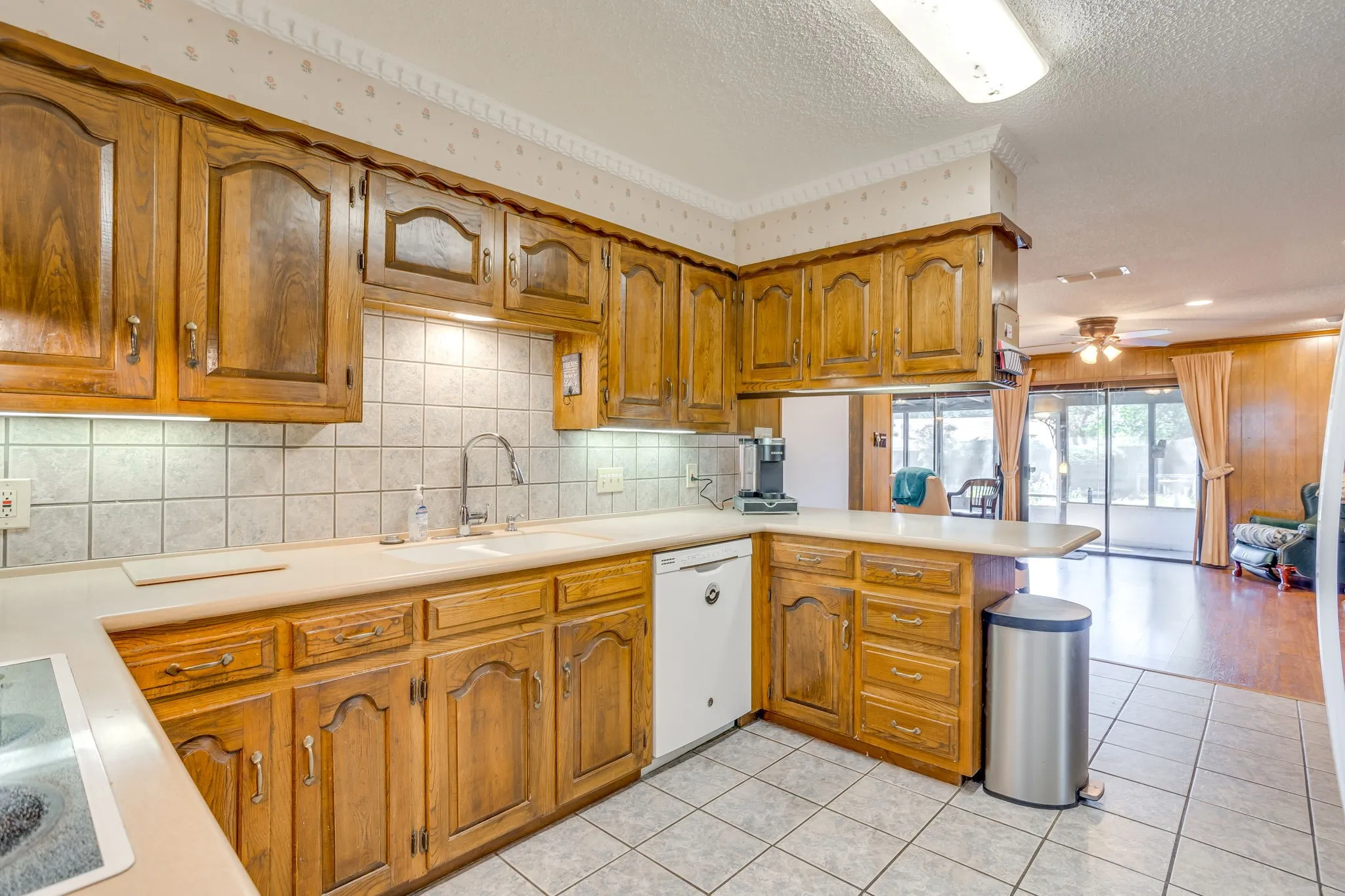 Single Family Residence For Sale in Tarrant County , 1405 Rockmoor Drive, Edgecliff Village, Texas 76134, 4 Bedroom, 3 Bathroom, 2 Garage spaces, 2,568 Sqft, built in 1974, mls#21342187, Real Estate Agent in Edgecliff Village, Homes For Sale in Tarrant county, Homes For Sale in Edgecliff Village, Realtor in Edgecliff Village Texas, Real Estate Brokerage Independent Realty Texas, Luminita Cordes Realtor