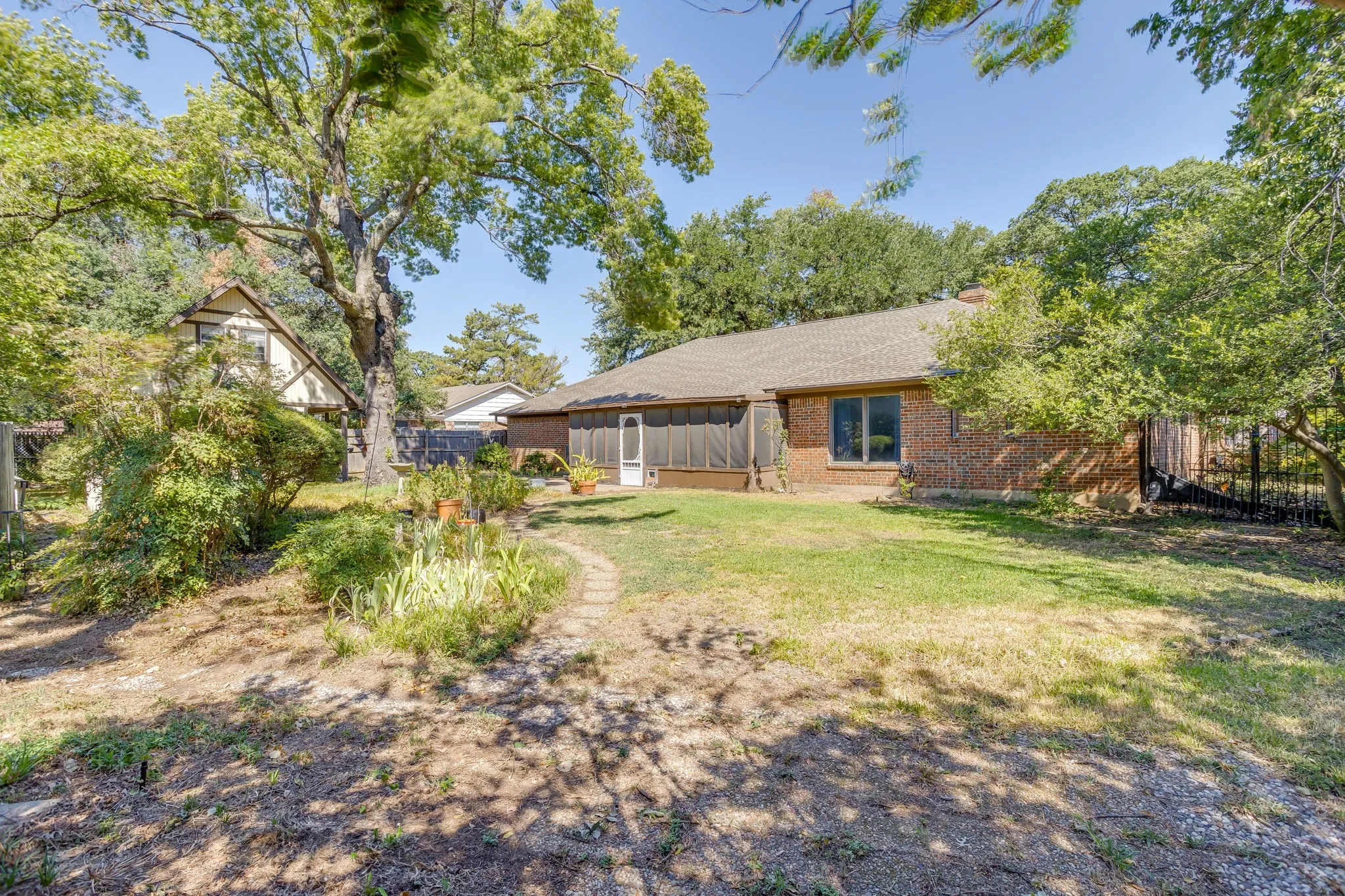 Single Family Residence For Sale in Tarrant County , 1405 Rockmoor Drive, Edgecliff Village, Texas 76134, 4 Bedroom, 3 Bathroom, 2 Garage spaces, 2,568 Sqft, built in 1974, mls#21342187, Real Estate Agent in Edgecliff Village, Homes For Sale in Tarrant county, Homes For Sale in Edgecliff Village, Realtor in Edgecliff Village Texas, Real Estate Brokerage Independent Realty Texas, Luminita Cordes Realtor