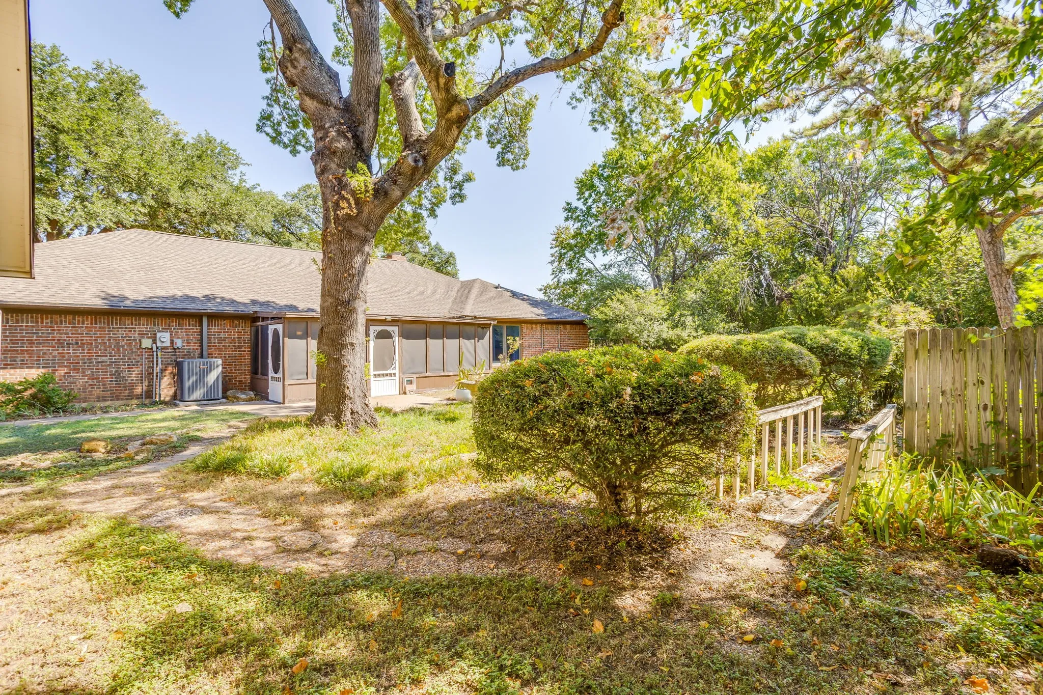 Single Family Residence For Sale in Tarrant County , 1405 Rockmoor Drive, Edgecliff Village, Texas 76134, 4 Bedroom, 3 Bathroom, 2 Garage spaces, 2,568 Sqft, built in 1974, mls#21342187, Real Estate Agent in Edgecliff Village, Homes For Sale in Tarrant county, Homes For Sale in Edgecliff Village, Realtor in Edgecliff Village Texas, Real Estate Brokerage Independent Realty Texas, Luminita Cordes Realtor