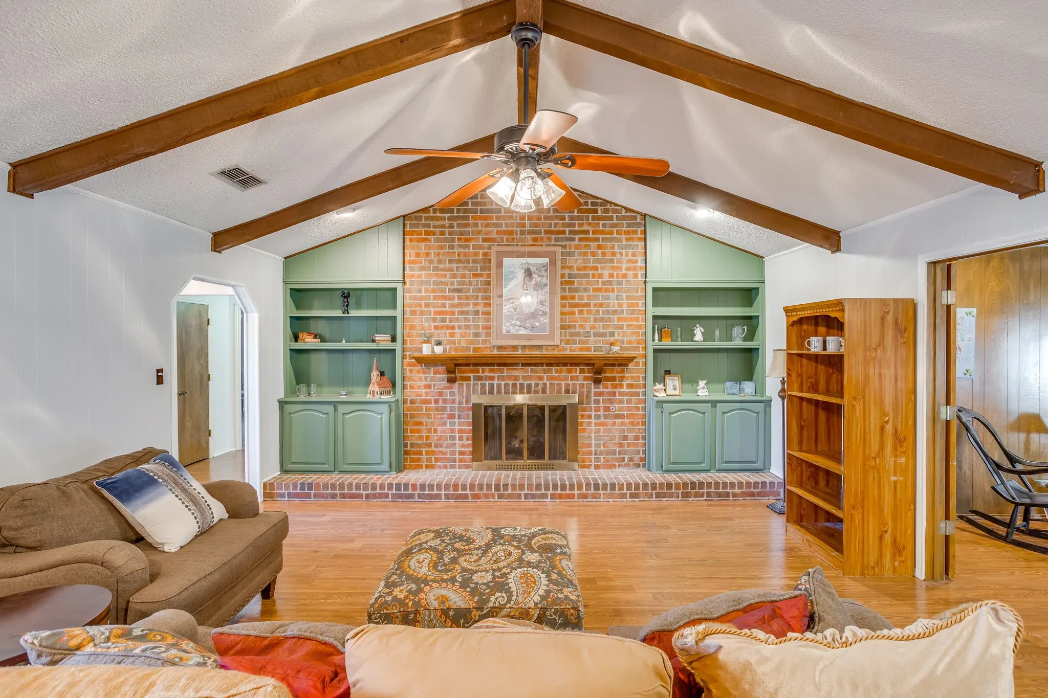 Single Family Residence For Sale in Tarrant County , 1405 Rockmoor Drive, Edgecliff Village, Texas 76134, 4 Bedroom, 3 Bathroom, 2 Garage spaces, 2,568 Sqft, built in 1974, mls#21342187, Real Estate Agent in Edgecliff Village, Homes For Sale in Tarrant county, Homes For Sale in Edgecliff Village, Realtor in Edgecliff Village Texas, Real Estate Brokerage Independent Realty Texas, Luminita Cordes Realtor