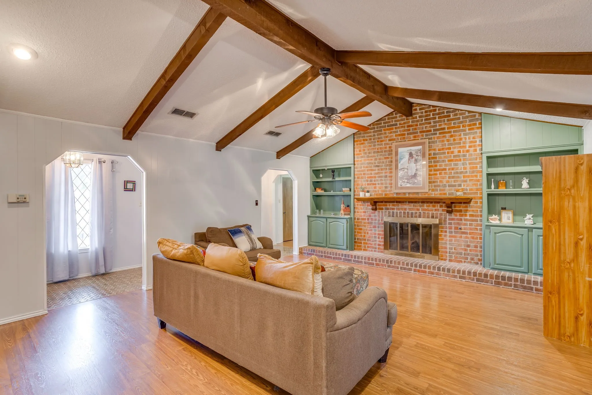 Single Family Residence For Sale in Tarrant County , 1405 Rockmoor Drive, Edgecliff Village, Texas 76134, 4 Bedroom, 3 Bathroom, 2 Garage spaces, 2,568 Sqft, built in 1974, mls#21342187, Real Estate Agent in Edgecliff Village, Homes For Sale in Tarrant county, Homes For Sale in Edgecliff Village, Realtor in Edgecliff Village Texas, Real Estate Brokerage Independent Realty Texas, Luminita Cordes Realtor