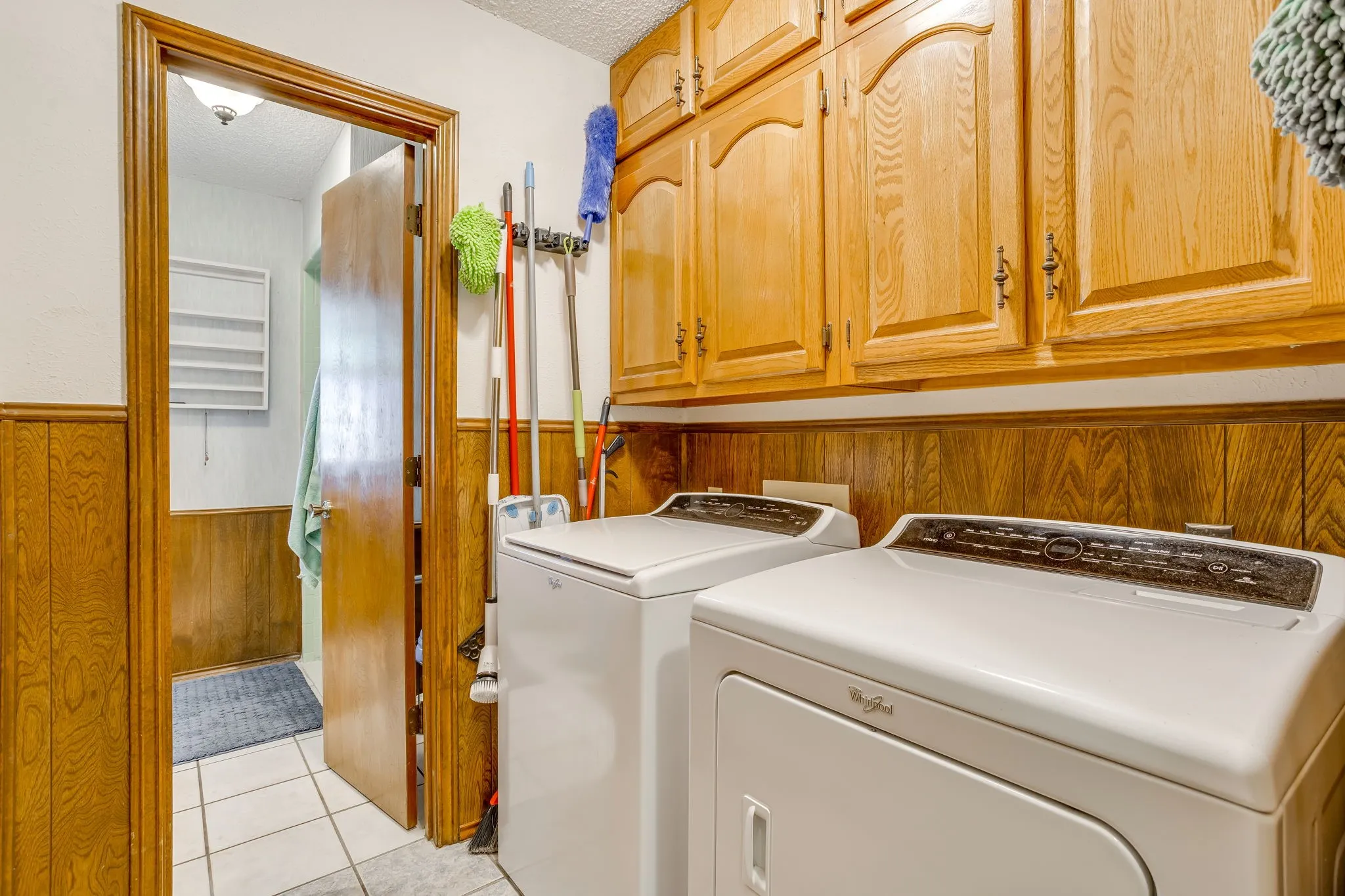 Single Family Residence For Sale in Tarrant County , 1405 Rockmoor Drive, Edgecliff Village, Texas 76134, 4 Bedroom, 3 Bathroom, 2 Garage spaces, 2,568 Sqft, built in 1974, mls#21342187, Real Estate Agent in Edgecliff Village, Homes For Sale in Tarrant county, Homes For Sale in Edgecliff Village, Realtor in Edgecliff Village Texas, Real Estate Brokerage Independent Realty Texas, Luminita Cordes Realtor
