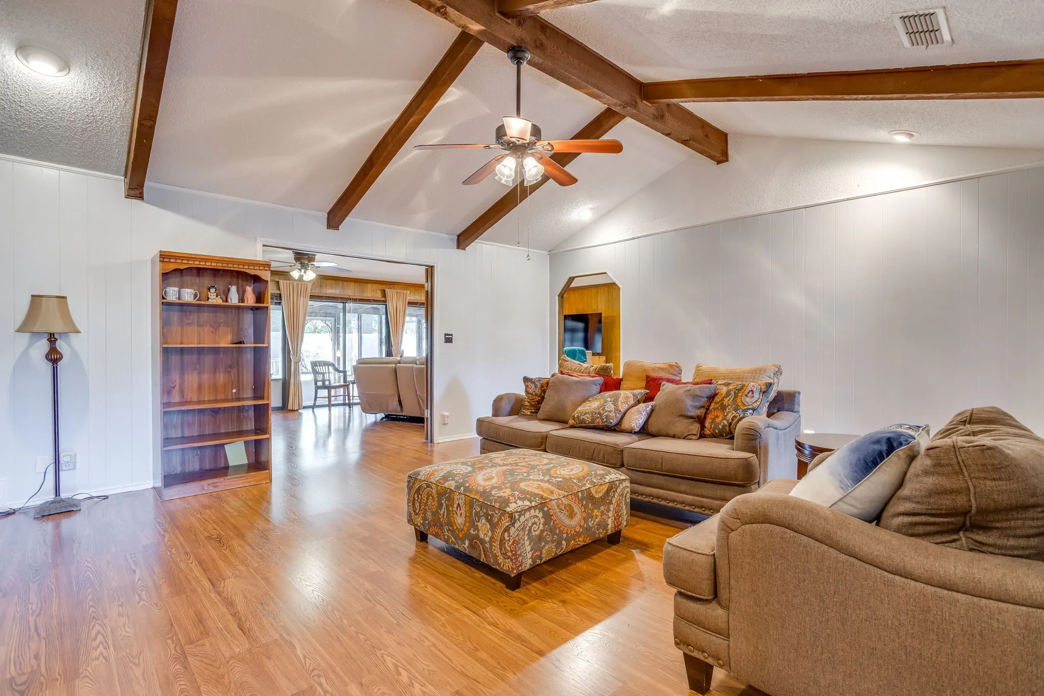 Single Family Residence For Sale in Tarrant County , 1405 Rockmoor Drive, Edgecliff Village, Texas 76134, 4 Bedroom, 3 Bathroom, 2 Garage spaces, 2,568 Sqft, built in 1974, mls#21342187, Real Estate Agent in Edgecliff Village, Homes For Sale in Tarrant county, Homes For Sale in Edgecliff Village, Realtor in Edgecliff Village Texas, Real Estate Brokerage Independent Realty Texas, Luminita Cordes Realtor