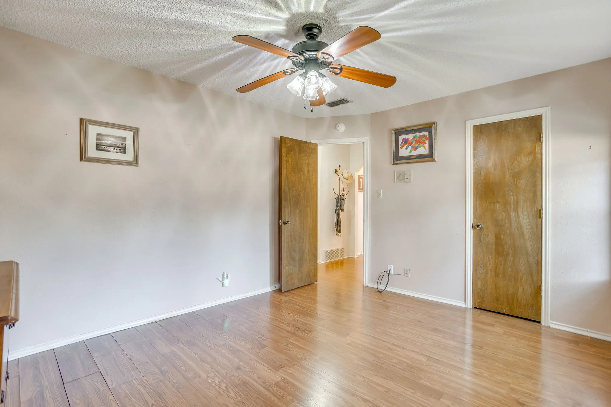 Single Family Residence For Sale in Tarrant County , 1405 Rockmoor Drive, Edgecliff Village, Texas 76134, 4 Bedroom, 3 Bathroom, 2 Garage spaces, 2,568 Sqft, built in 1974, mls#21342187, Real Estate Agent in Edgecliff Village, Homes For Sale in Tarrant county, Homes For Sale in Edgecliff Village, Realtor in Edgecliff Village Texas, Real Estate Brokerage Independent Realty Texas, Luminita Cordes Realtor