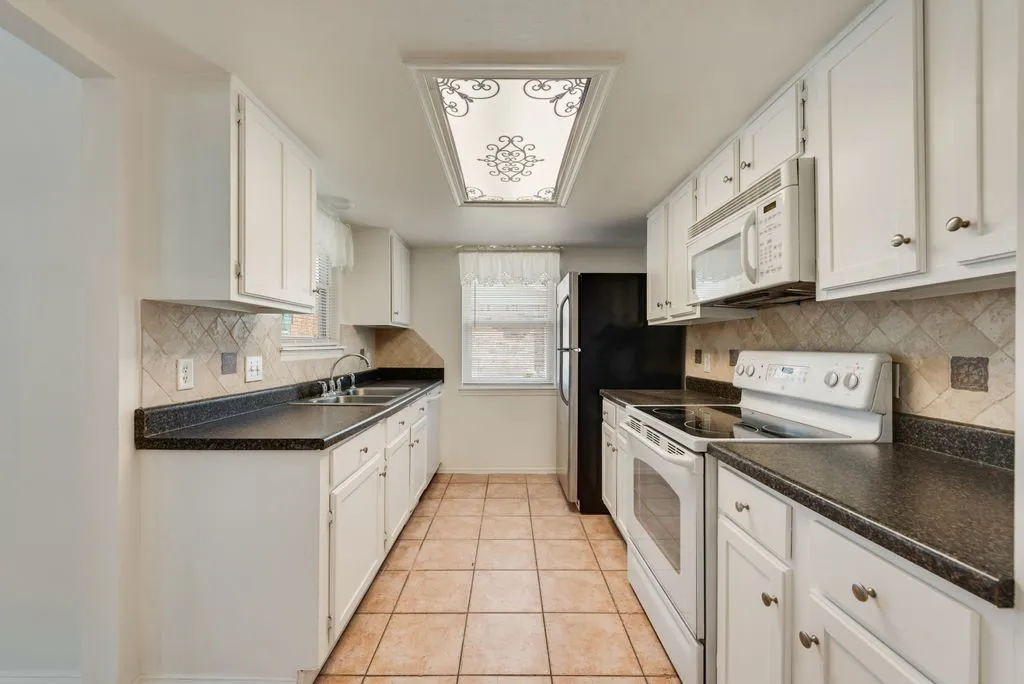 Single Family Residence For Sale in Tarrant County , 7001 Rose Lea Court, Fort Worth, Texas 76137, 3 Bedroom, 2 Bathroom, 2 Garage spaces, 1,552 Sqft, built in 1980, mls#21377380, Real Estate Agent in Fort Worth, Homes For Sale in Tarrant county, Homes For Sale in Fort Worth, Realtor in Fort Worth Texas, Real Estate Brokerage Independent Realty Texas, Luminita Cordes Realtor