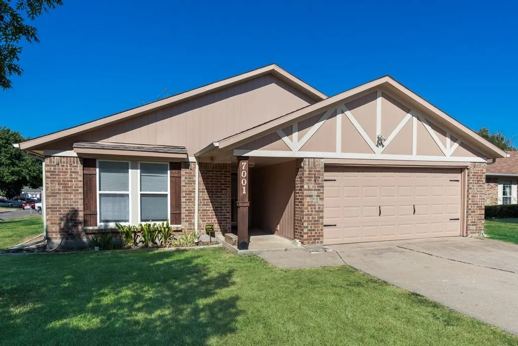 Single Family Residence For Sale in Tarrant County , 7001 Rose Lea Court, Fort Worth, Texas 76137, 3 Bedroom, 2 Bathroom, 2 Garage spaces, 1,552 Sqft, built in 1980, mls#21377380, Real Estate Agent in Fort Worth, Homes For Sale in Tarrant county, Homes For Sale in Fort Worth, Realtor in Fort Worth Texas, Real Estate Brokerage Independent Realty Texas, Luminita Cordes Realtor