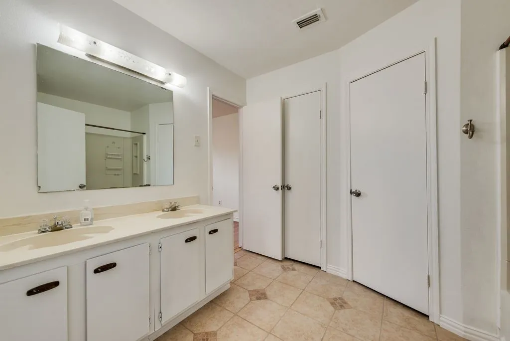 Single Family Residence For Sale in Tarrant County , 7001 Rose Lea Court, Fort Worth, Texas 76137, 3 Bedroom, 2 Bathroom, 2 Garage spaces, 1,552 Sqft, built in 1980, mls#21377380, Real Estate Agent in Fort Worth, Homes For Sale in Tarrant county, Homes For Sale in Fort Worth, Realtor in Fort Worth Texas, Real Estate Brokerage Independent Realty Texas, Luminita Cordes Realtor