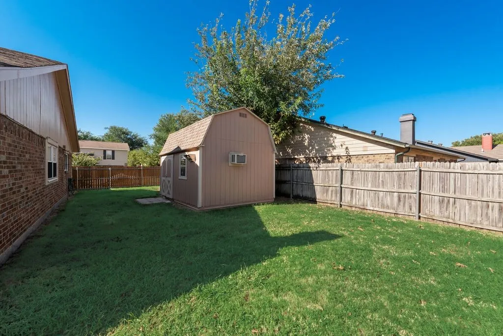 Single Family Residence For Sale in Tarrant County , 7001 Rose Lea Court, Fort Worth, Texas 76137, 3 Bedroom, 2 Bathroom, 2 Garage spaces, 1,552 Sqft, built in 1980, mls#21377380, Real Estate Agent in Fort Worth, Homes For Sale in Tarrant county, Homes For Sale in Fort Worth, Realtor in Fort Worth Texas, Real Estate Brokerage Independent Realty Texas, Luminita Cordes Realtor
