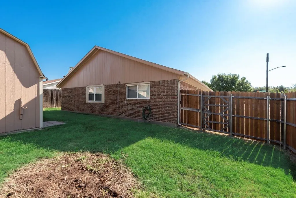 Single Family Residence For Sale in Tarrant County , 7001 Rose Lea Court, Fort Worth, Texas 76137, 3 Bedroom, 2 Bathroom, 2 Garage spaces, 1,552 Sqft, built in 1980, mls#21377380, Real Estate Agent in Fort Worth, Homes For Sale in Tarrant county, Homes For Sale in Fort Worth, Realtor in Fort Worth Texas, Real Estate Brokerage Independent Realty Texas, Luminita Cordes Realtor
