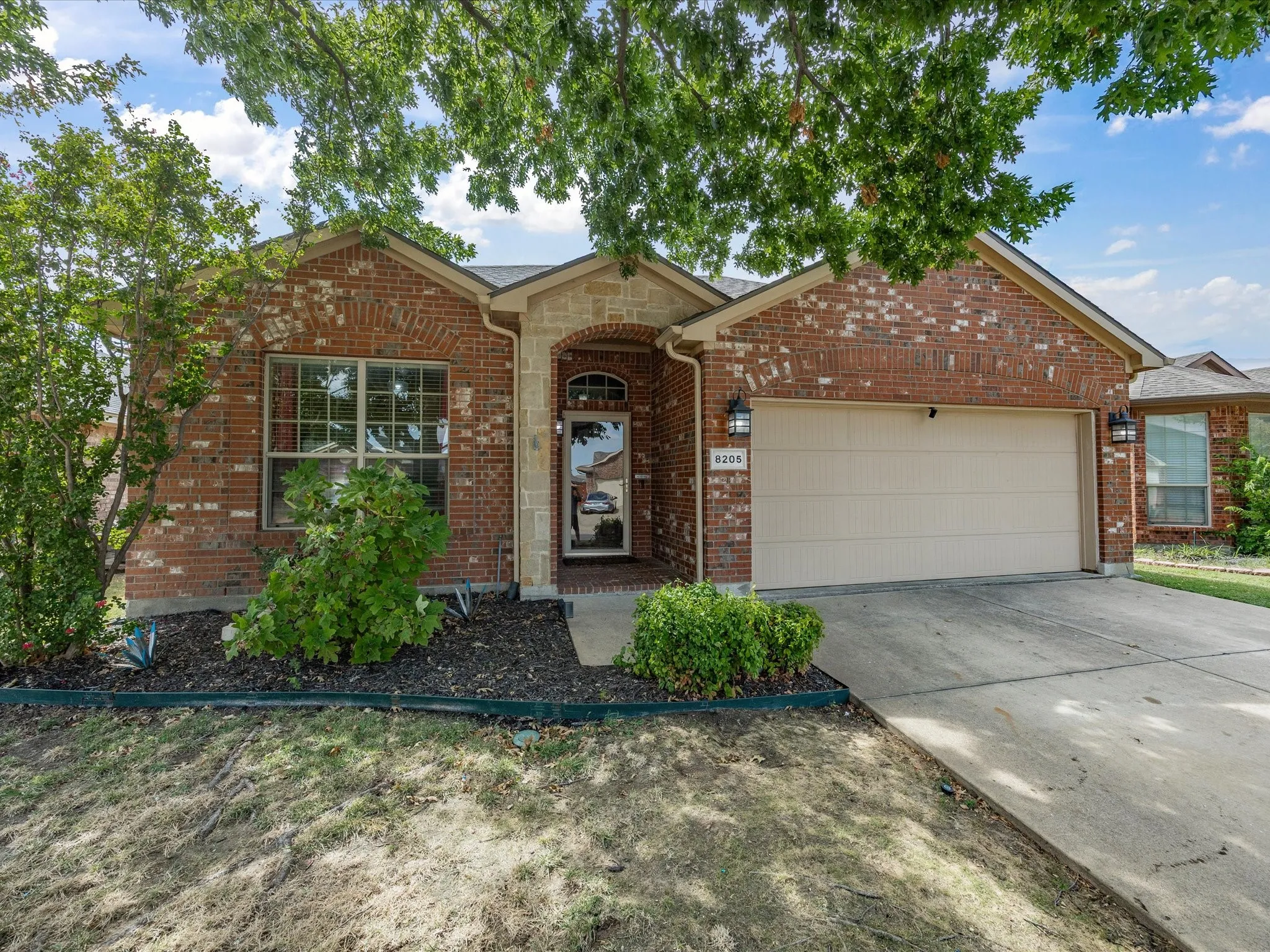 Single Family Residence For Sale in Tarrant County , 8205 Water Buck Run, Fort Worth, Texas 76179, 3 Bedroom, 2 Bathroom, 2 Garage spaces, 1,806 Sqft, built in 2010, mls#21378585, Real Estate Agent in Fort Worth, Homes For Sale in Tarrant county, Homes For Sale in Fort Worth, Realtor in Fort Worth Texas, Real Estate Brokerage Independent Realty Texas, Luminita Cordes Realtor