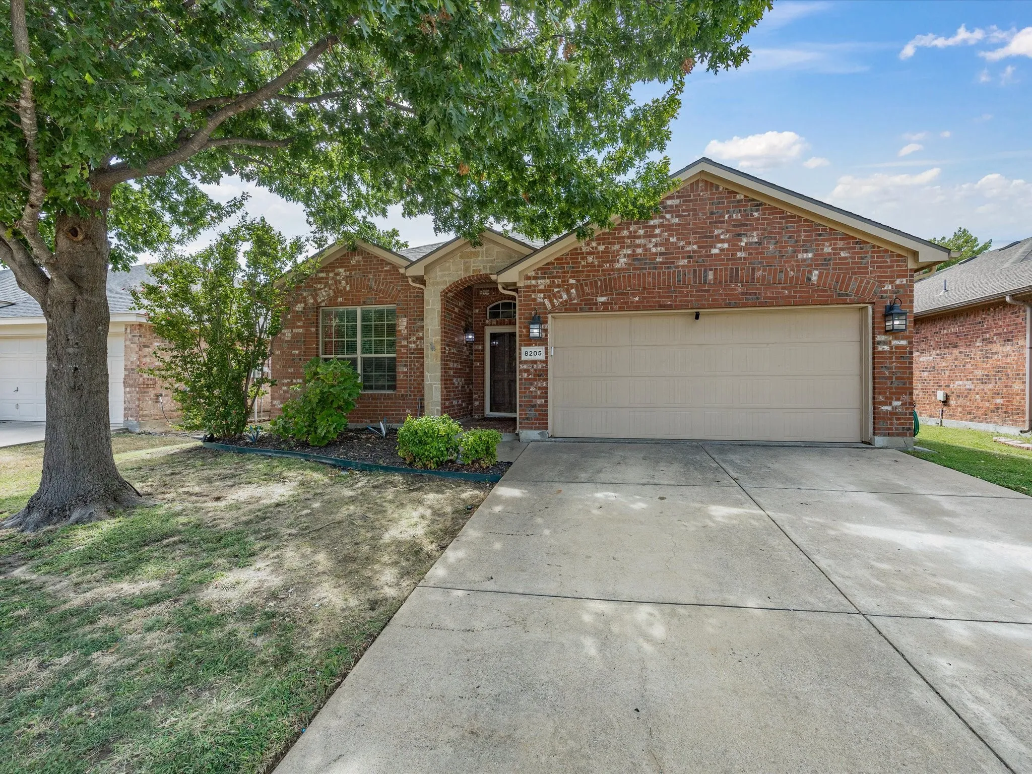 Single Family Residence For Sale in Tarrant County , 8205 Water Buck Run, Fort Worth, Texas 76179, 3 Bedroom, 2 Bathroom, 2 Garage spaces, 1,806 Sqft, built in 2010, mls#21378585, Real Estate Agent in Fort Worth, Homes For Sale in Tarrant county, Homes For Sale in Fort Worth, Realtor in Fort Worth Texas, Real Estate Brokerage Independent Realty Texas, Luminita Cordes Realtor