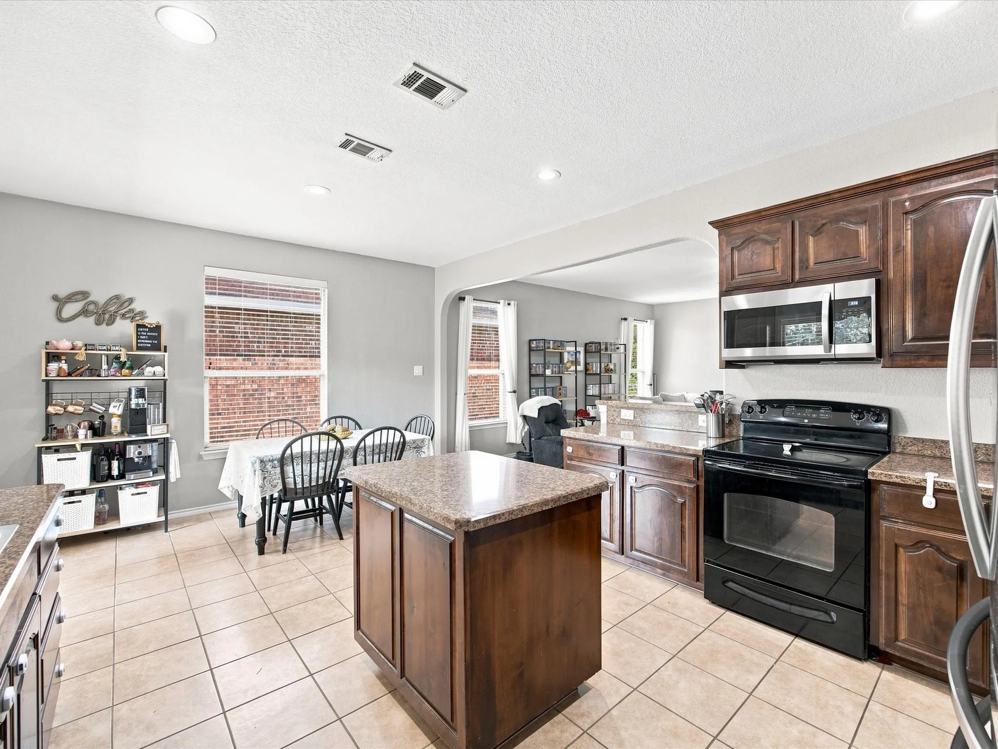 Single Family Residence For Sale in Tarrant County , 8205 Water Buck Run, Fort Worth, Texas 76179, 3 Bedroom, 2 Bathroom, 2 Garage spaces, 1,806 Sqft, built in 2010, mls#21378585, Real Estate Agent in Fort Worth, Homes For Sale in Tarrant county, Homes For Sale in Fort Worth, Realtor in Fort Worth Texas, Real Estate Brokerage Independent Realty Texas, Luminita Cordes Realtor