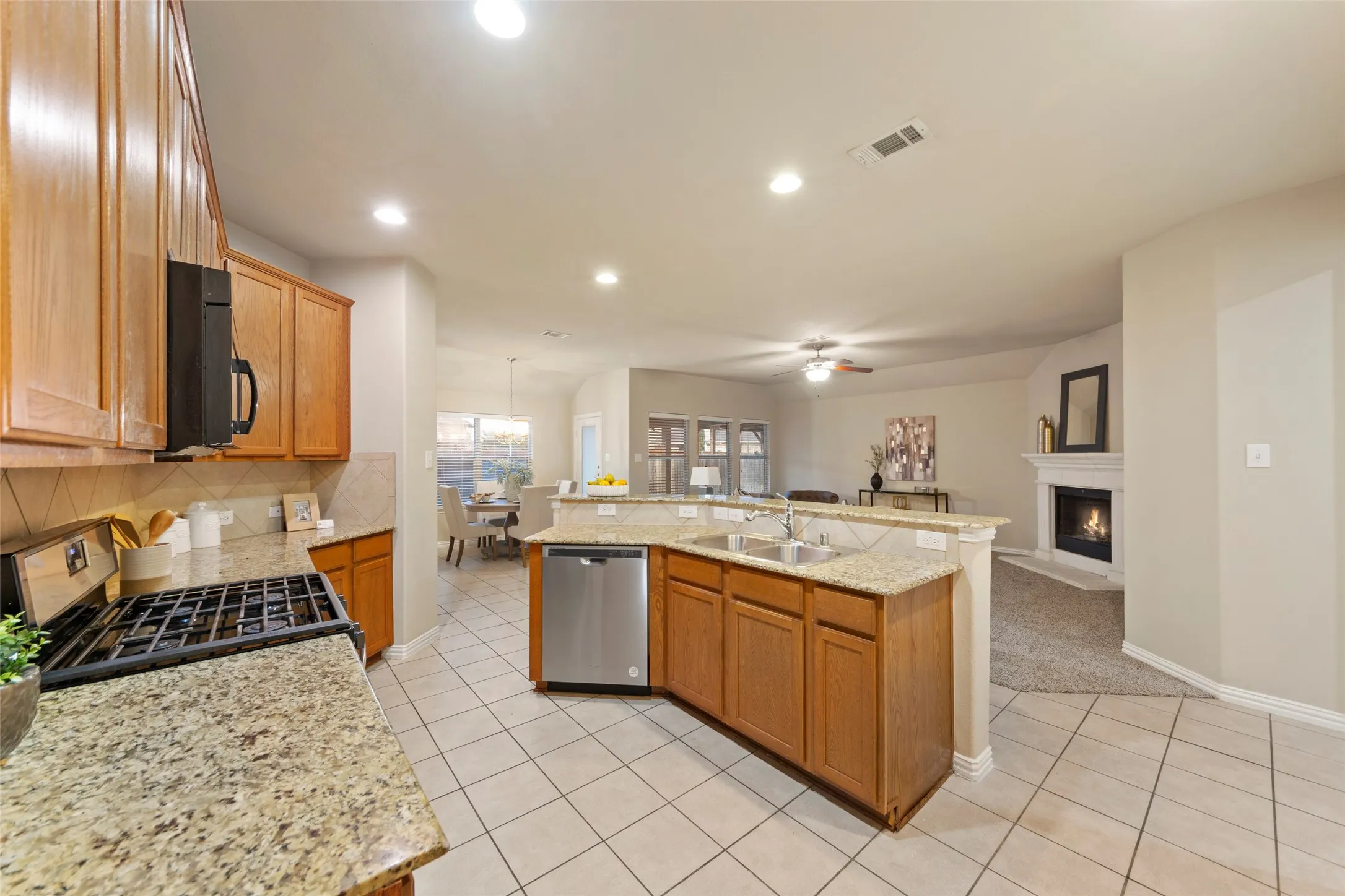 Single Family Residence For Rent in Denton County , 1117 Villa Paloma Boulevard, Little Elm, Texas 75068, 3 Bedroom, 2 Bathroom, 2 Garage spaces, 1,830 Sqft, built in 2012, mls#21375728, Real Estate Agent in Little Elm, Homes For Rent in Denton county, Homes For Rent in Little Elm, Realtor in Little Elm Texas, Real Estate Brokerage Independent Realty Texas, Luminita Cordes Realtor