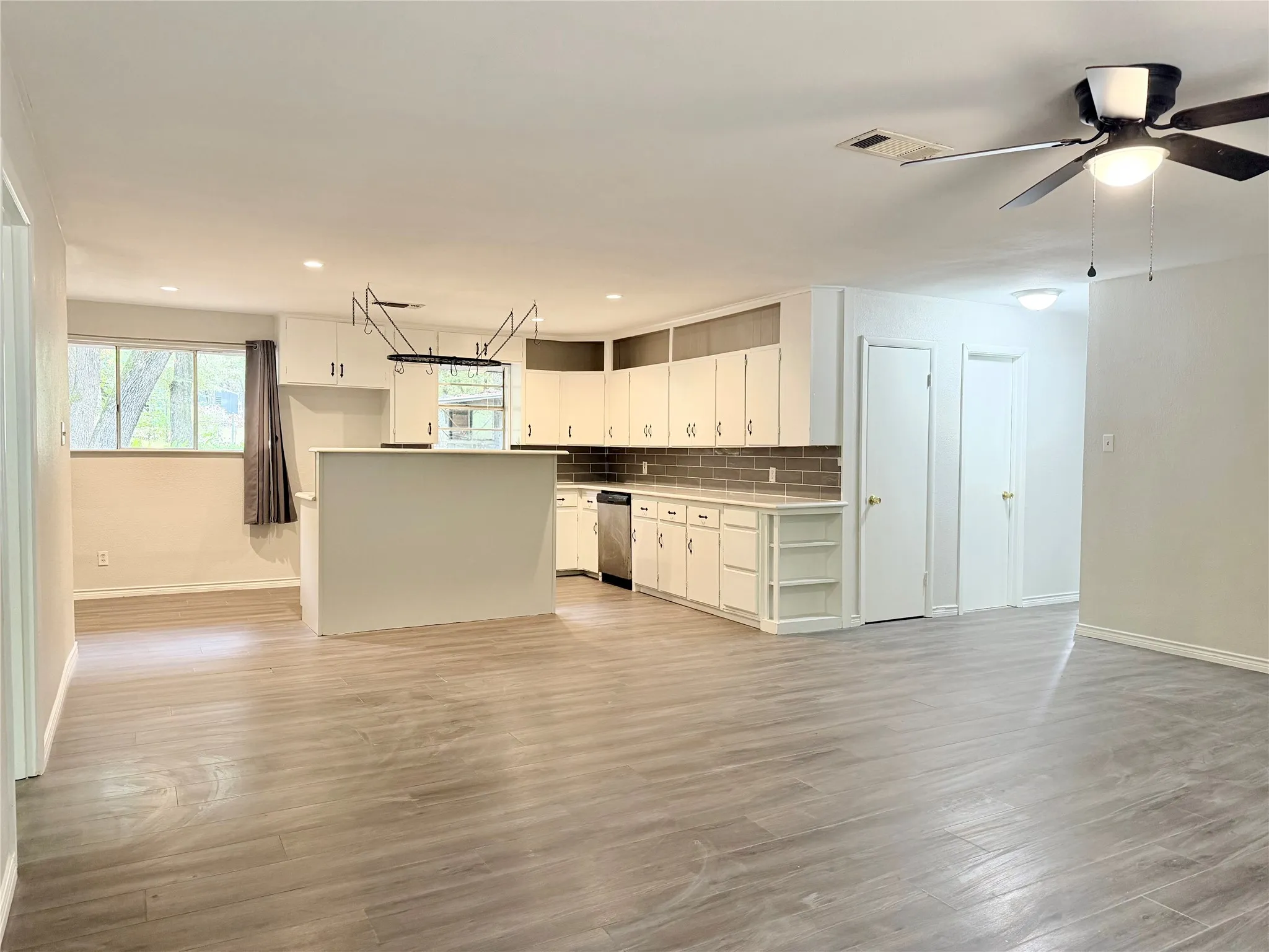 Single Family Residence For Sale in Kaufman County , 19975 Patricia Drive, Kemp, Texas 75143, 3 Bedroom, 2 Bathroom, 1 Garage spaces, 1,748 Sqft, built in 1968, mls#21378454, Real Estate Agent in Kemp, Homes For Sale in Kaufman county, Homes For Sale in Kemp, Realtor in Kemp Texas, Real Estate Brokerage Independent Realty Texas, Luminita Cordes Realtor