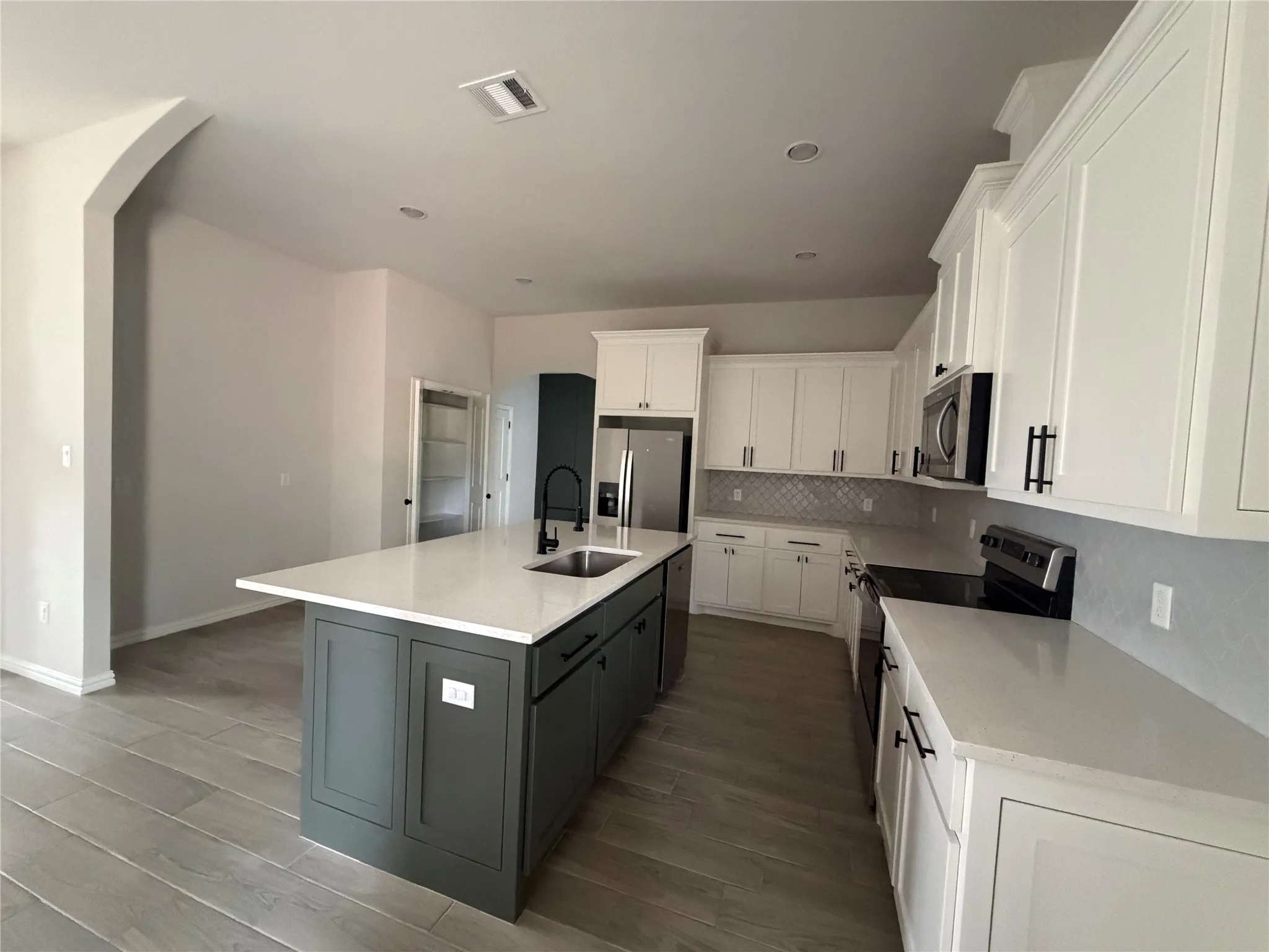 Single Family Residence For Rent in Hood County , 6111 Collins Court, Granbury, Texas 76048, 3 Bedroom, 2 Bathroom, 2 Garage spaces, 1,568 Sqft, built in 2024, mls#21378613, Real Estate Agent in Granbury, Homes For Rent in Hood county, Homes For Rent in Granbury, Realtor in Granbury Texas, Real Estate Brokerage Independent Realty Texas, Luminita Cordes Realtor