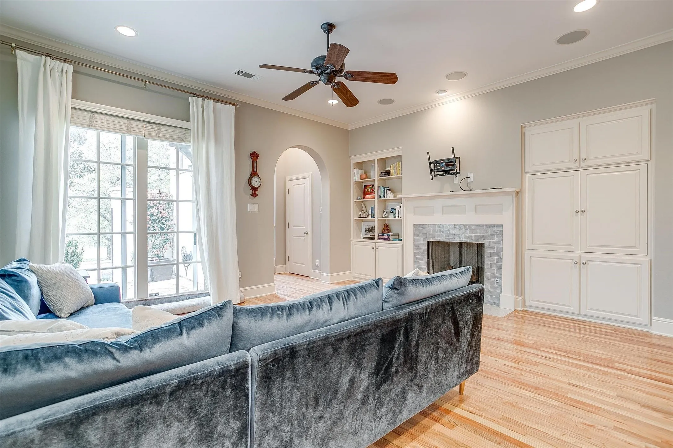 Townhouse For Rent in Tarrant County , 3727 W 4th Street, Fort Worth, Texas 76107, 2 Bedroom, 3 Bathroom, 2 Garage spaces, 2,000 Sqft, built in 2005, mls#21378581, Real Estate Agent in Fort Worth, Homes For Rent in Tarrant county, Homes For Rent in Fort Worth, Realtor in Fort Worth Texas, Real Estate Brokerage Independent Realty Texas, Luminita Cordes Realtor