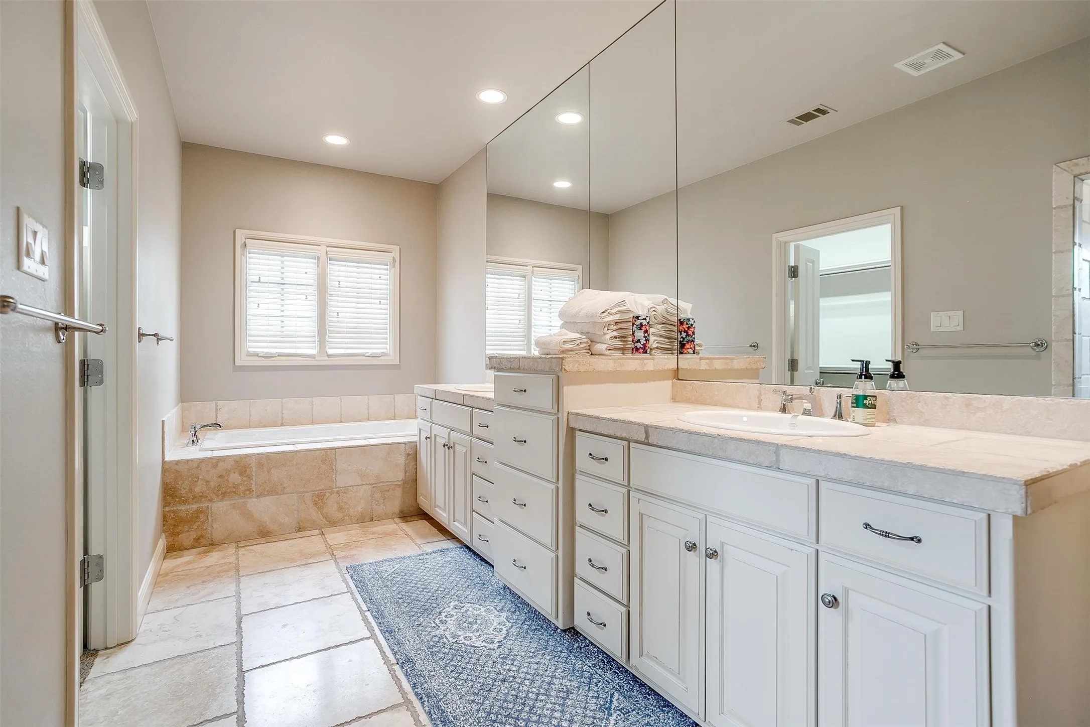 Townhouse For Rent in Tarrant County , 3727 W 4th Street, Fort Worth, Texas 76107, 2 Bedroom, 3 Bathroom, 2 Garage spaces, 2,000 Sqft, built in 2005, mls#21378581, Real Estate Agent in Fort Worth, Homes For Rent in Tarrant county, Homes For Rent in Fort Worth, Realtor in Fort Worth Texas, Real Estate Brokerage Independent Realty Texas, Luminita Cordes Realtor