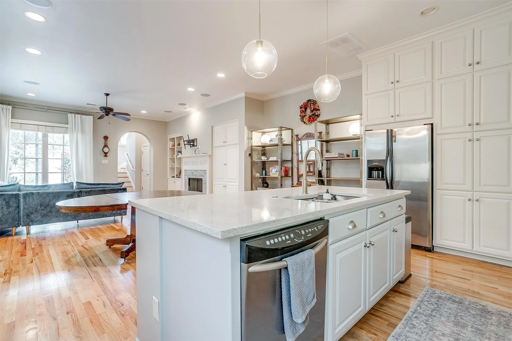 Townhouse For Rent in Tarrant County , 3727 W 4th Street, Fort Worth, Texas 76107, 2 Bedroom, 3 Bathroom, 2 Garage spaces, 2,000 Sqft, built in 2005, mls#21378581, Real Estate Agent in Fort Worth, Homes For Rent in Tarrant county, Homes For Rent in Fort Worth, Realtor in Fort Worth Texas, Real Estate Brokerage Independent Realty Texas, Luminita Cordes Realtor