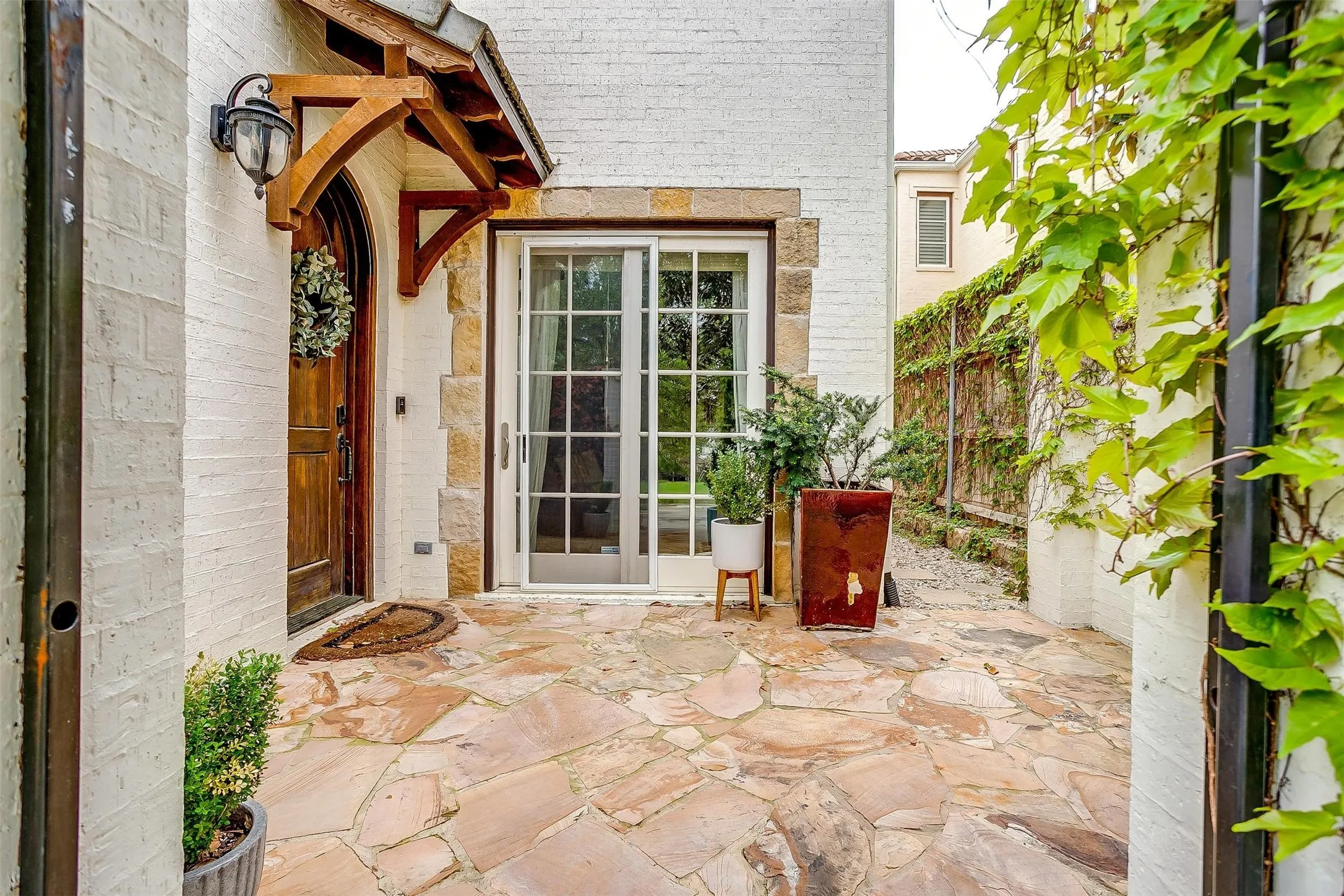 Townhouse For Rent in Tarrant County , 3727 W 4th Street, Fort Worth, Texas 76107, 2 Bedroom, 3 Bathroom, 2 Garage spaces, 2,000 Sqft, built in 2005, mls#21378581, Real Estate Agent in Fort Worth, Homes For Rent in Tarrant county, Homes For Rent in Fort Worth, Realtor in Fort Worth Texas, Real Estate Brokerage Independent Realty Texas, Luminita Cordes Realtor