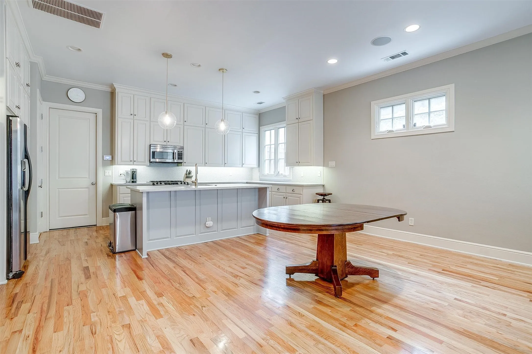 Townhouse For Rent in Tarrant County , 3727 W 4th Street, Fort Worth, Texas 76107, 2 Bedroom, 3 Bathroom, 2 Garage spaces, 2,000 Sqft, built in 2005, mls#21378581, Real Estate Agent in Fort Worth, Homes For Rent in Tarrant county, Homes For Rent in Fort Worth, Realtor in Fort Worth Texas, Real Estate Brokerage Independent Realty Texas, Luminita Cordes Realtor