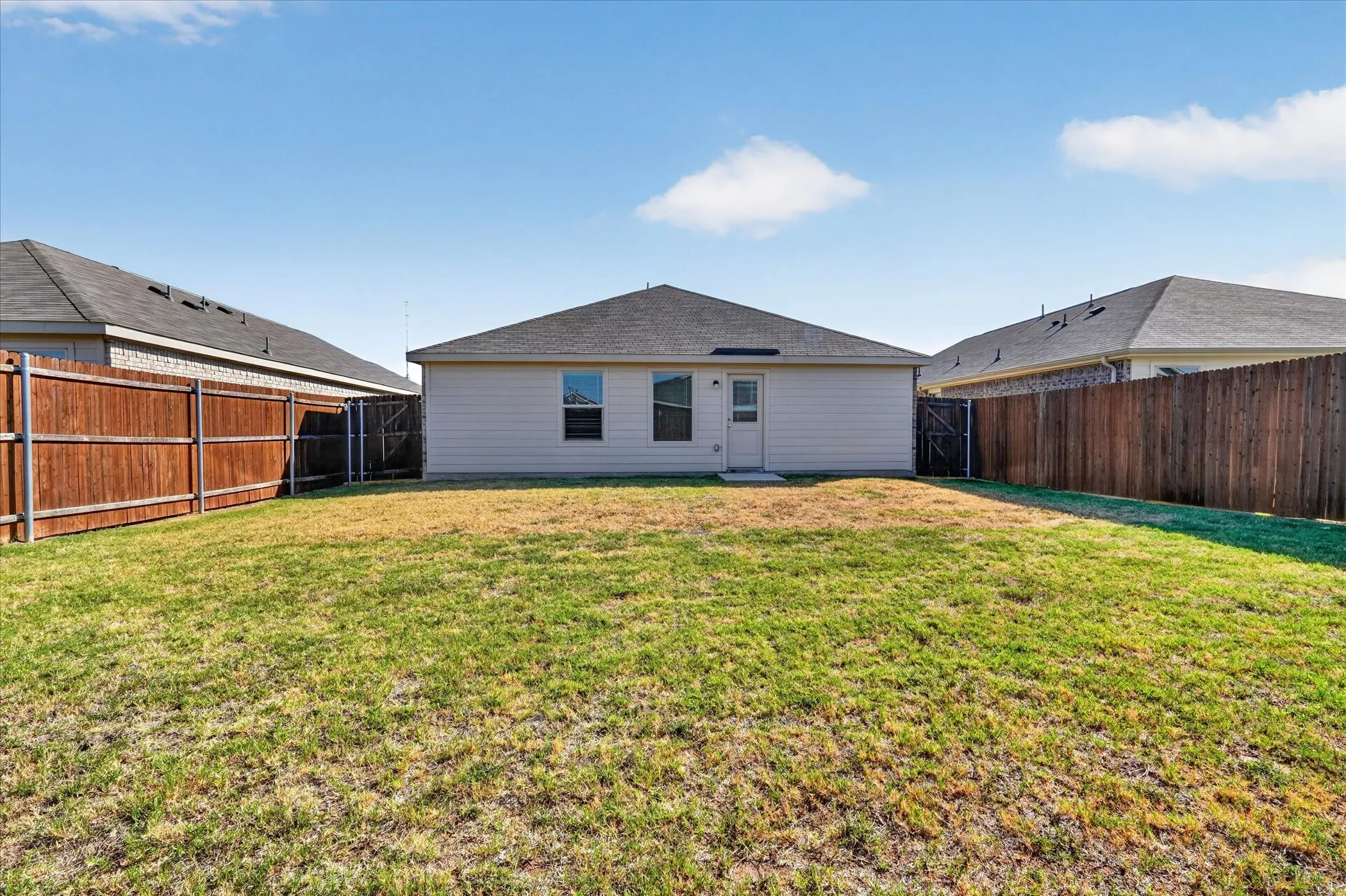 Single Family Residence For Rent in Ellis County , 2209 Ava Drive, Ennis, Texas 75119, 3 Bedroom, 2 Bathroom, 2 Garage spaces, 1,306 Sqft, built in 2023, mls#21376668, Real Estate Agent in Ennis, Homes For Rent in Ellis county, Homes For Rent in Ennis, Realtor in Ennis Texas, Real Estate Brokerage Independent Realty Texas, Luminita Cordes Realtor