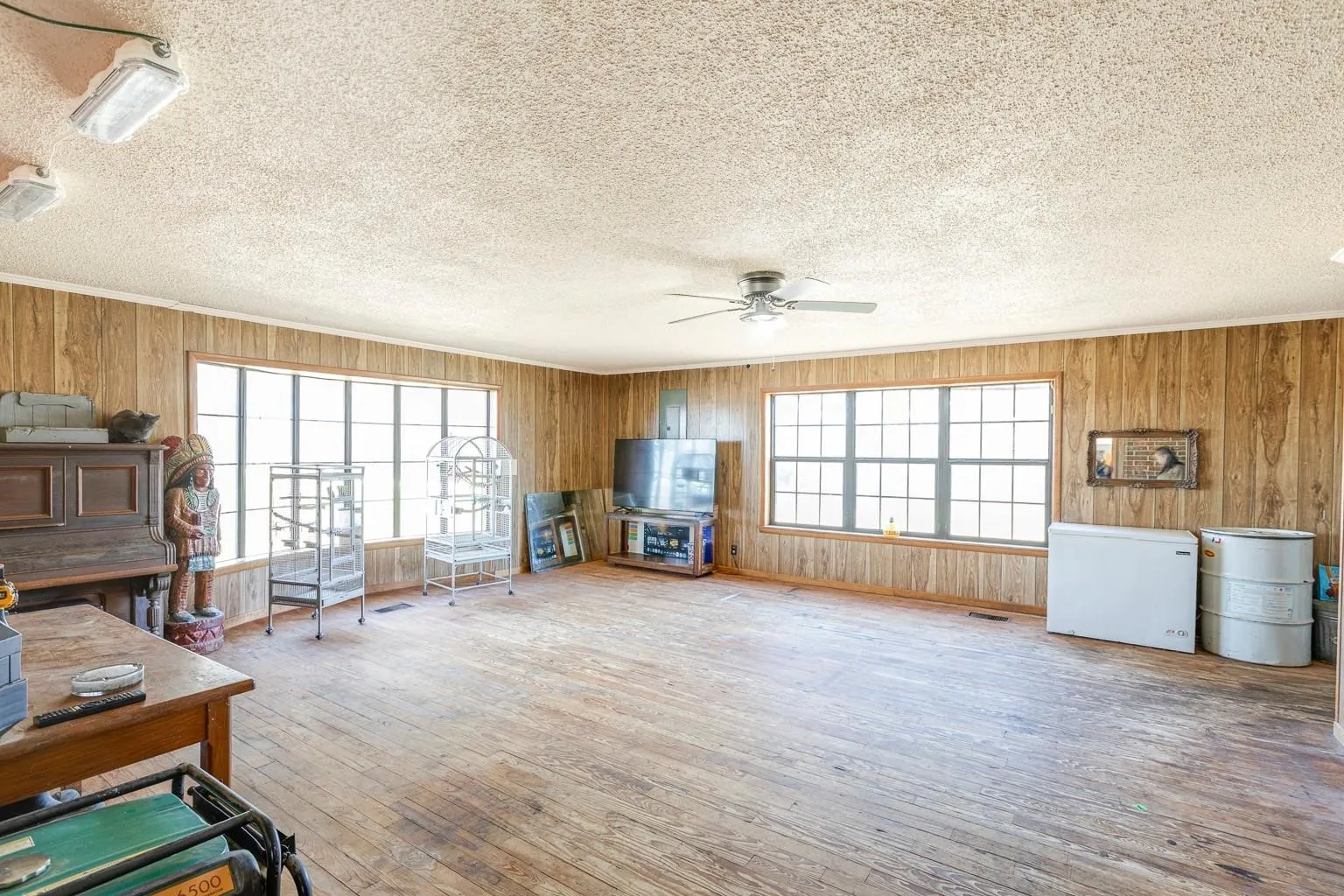 Farm For Sale in Kaufman County , 12005 County Road 4078, Scurry, Texas 75158, 5 Bedroom, 3 Bathroom, Garage spaces, 3,102 Sqft, built in 1965, mls#21378580, Real Estate Agent in Scurry, Homes For Sale in Kaufman county, Homes For Sale in Scurry, Realtor in Scurry Texas, Real Estate Brokerage Independent Realty Texas, Luminita Cordes Realtor