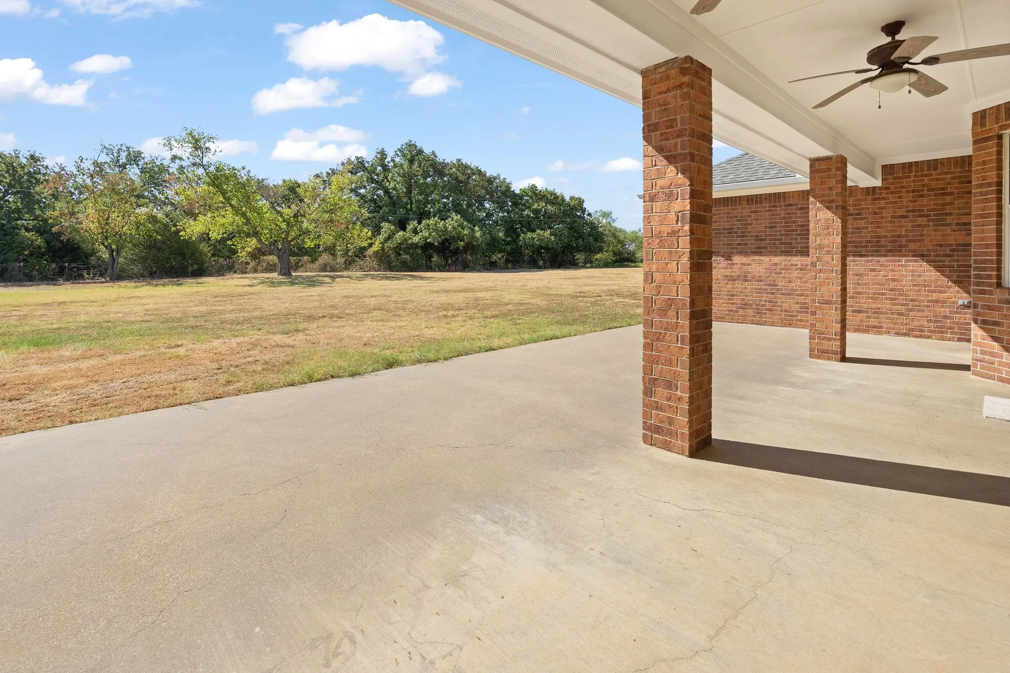 Single Family Residence For Sale in Johnson County , 2521 Pecan Springs Road, Cleburne, Texas 76031, 4 Bedroom, 3 Bathroom, 2 Garage spaces, 2,425 Sqft, built in 2004, mls#21377658, Real Estate Agent in Cleburne, Homes For Sale in Johnson county, Homes For Sale in Cleburne, Realtor in Cleburne Texas, Real Estate Brokerage Independent Realty Texas, Luminita Cordes Realtor